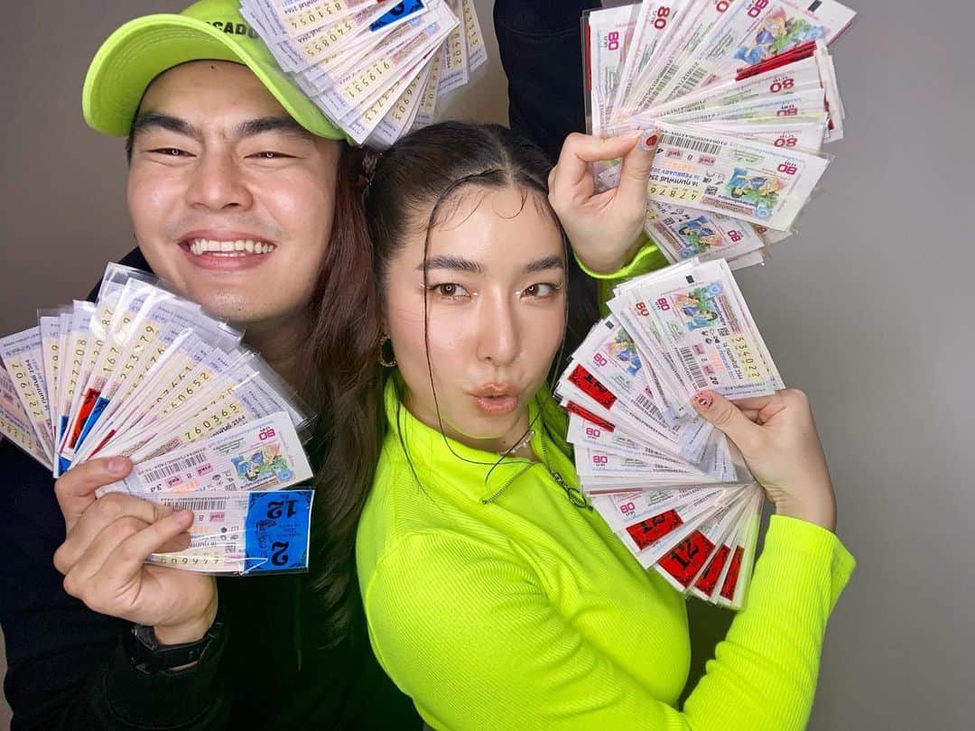 GYEON SEOのインスタグラム：「HUNZGMEMO EP.18 💸 . . 1ทุ่มตรง ทางช่อง IPH OFFICIAL มี 200ใบ ลุ้นพร้อมกันว่าจะถูกกี่ใบ อ่ะ ไปๆๆๆ เราจะรวยๆๆๆ 🤣 @hunzgmemo  #hunzgmemo  #iphofficial」