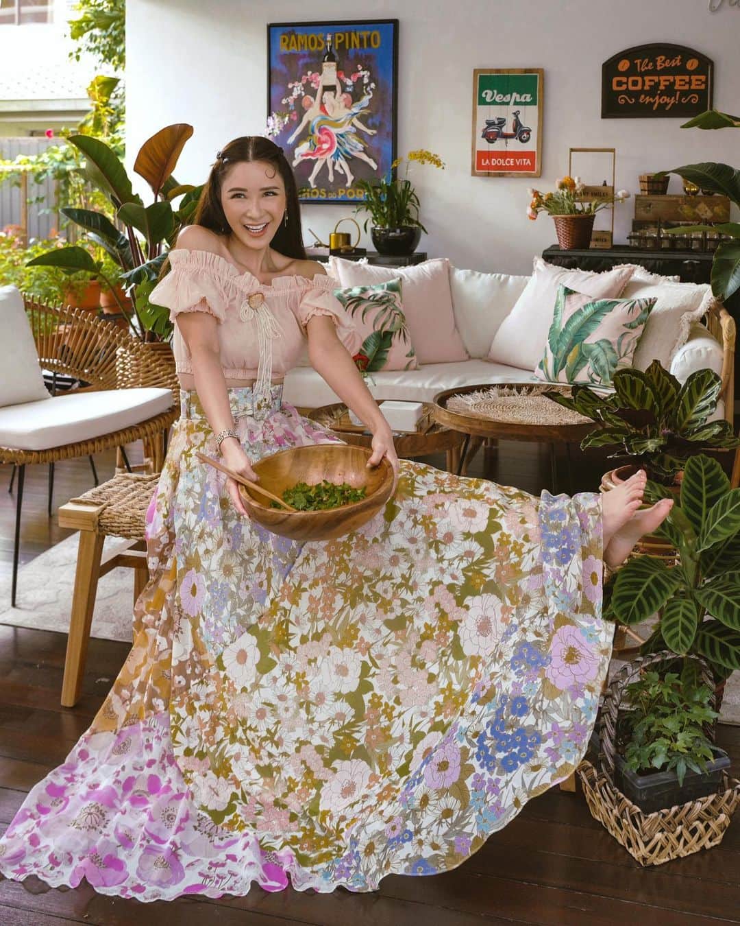 ジェイミー・チュアのインスタグラム：「Happiest when I get veggies to do a farm to table and flowers to do a blooms to decor. So passionate about it I started a garden account @jamies.secretgarden 🪴 See you all over there sometimes!」