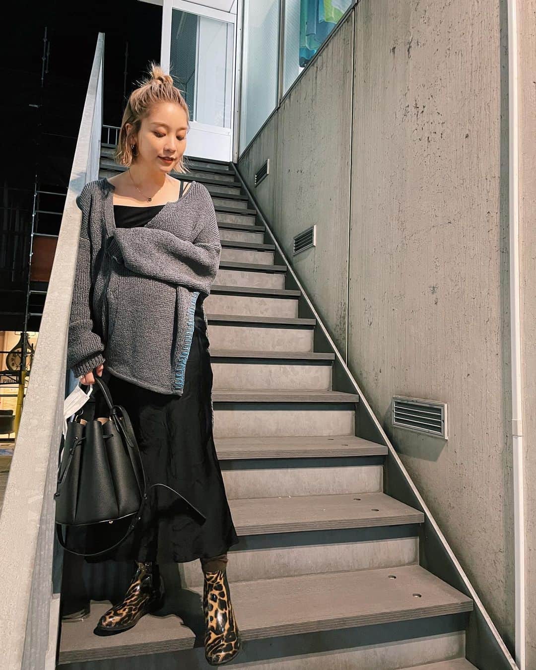 久恒美菜さんのインスタグラム写真 - (久恒美菜Instagram)「晴れなのに、レインブーツ履いちゃうくらいにはご機嫌だった日🌞  このカーディガン、かわいいサイドスリットのおかげでどこまでお腹が大きくなっても着れそうです🤰🏼」2月21日 20時47分 - _mimico_