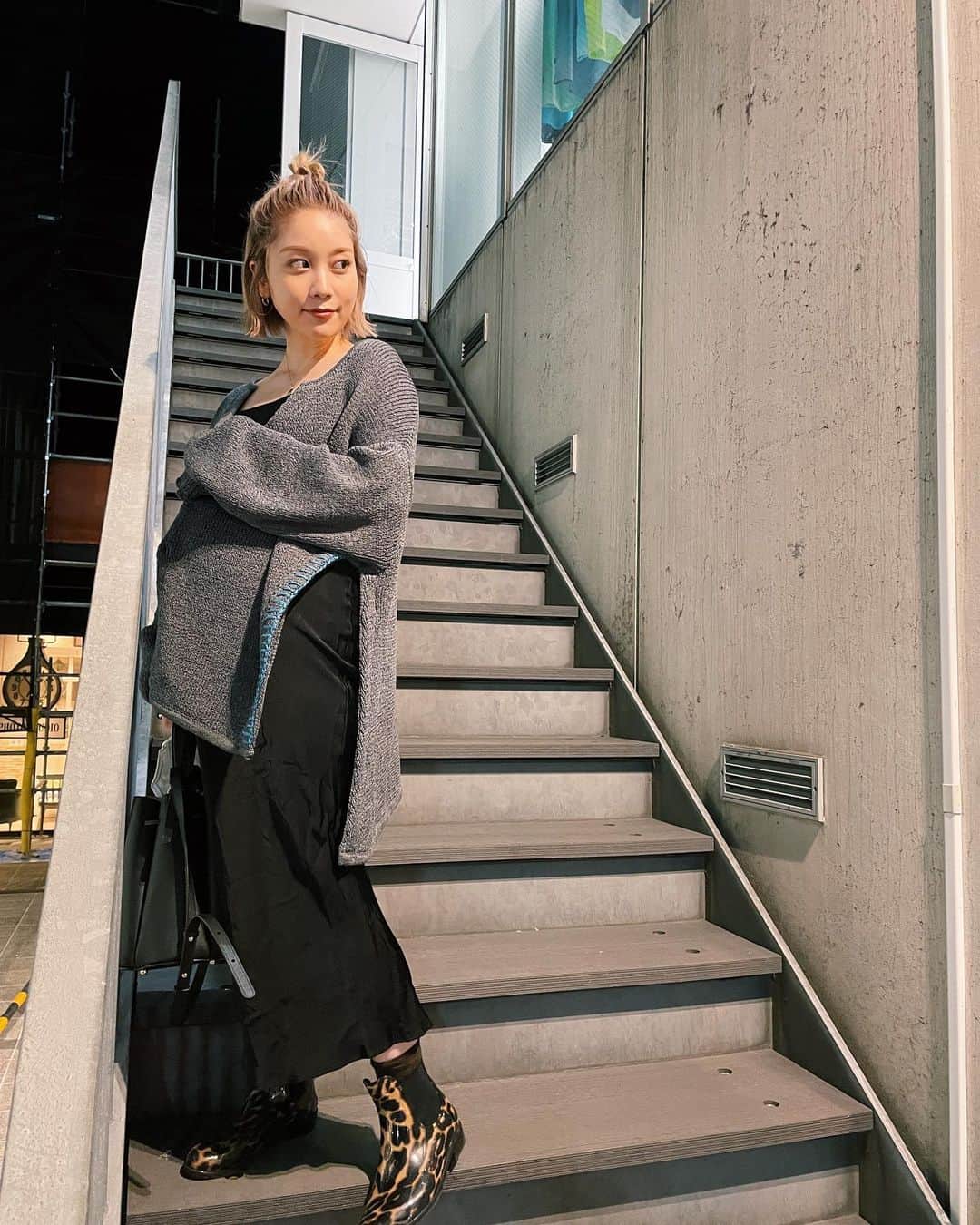 久恒美菜さんのインスタグラム写真 - (久恒美菜Instagram)「晴れなのに、レインブーツ履いちゃうくらいにはご機嫌だった日🌞  このカーディガン、かわいいサイドスリットのおかげでどこまでお腹が大きくなっても着れそうです🤰🏼」2月21日 20時47分 - _mimico_