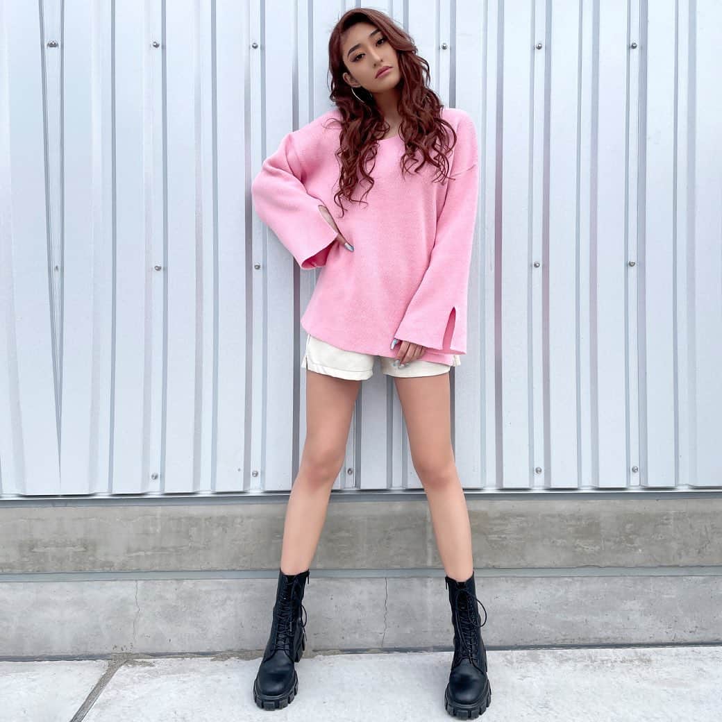 のインスタグラム：「💕BACKIN STOCK💕﻿ ﻿ ミラノリブワンショルダーニットトップス﻿ ﻿ 伸縮性のあるミラノリブ生地を使用した着心地の良いニットです。﻿ ﻿ 肩のラインを落とすことで女性らしさUPのワンショルダーニットとしても着て頂けます💕﻿ ﻿ ﻿ 伸縮性のある肉厚でしっかりとした生地は、綺麗な立体感のあるシルエットを保ち﻿ カットソー感覚で着て頂けるのがミラノリブ。﻿ ﻿ ﻿ ニットは苦手…といった方でも着心地がよく活躍すること間違えなし‼のアイテムです。﻿ ﻿ 大人気のオフショルデザインの新作をいち早く取り入れて!!!﻿ ﻿ #newin #newarrivals #ニット#ANELATOKYO#ANELAPINK#Anela2021#pastel」