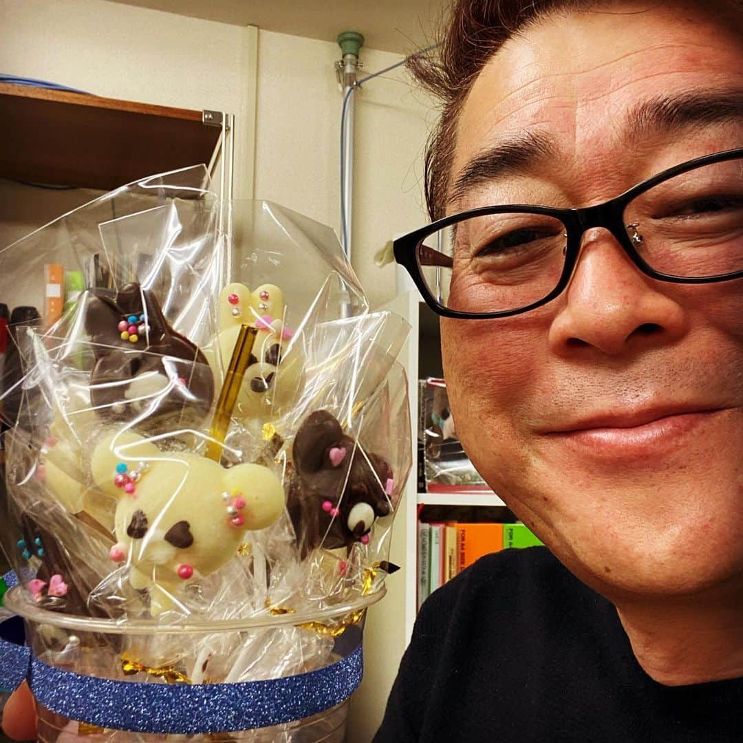 のインスタグラム：「先週になりますが、今年もバレンタインデーにチョコやイチゴなどたくさんプレゼントを頂き感謝感激です。ありがとう😊  #valentineday #バレンタイン #love  #friends #chocolate #sweets  #thankyou #photography #happy  #多賀公人 #アナウンサー#就活tv #表町tv」