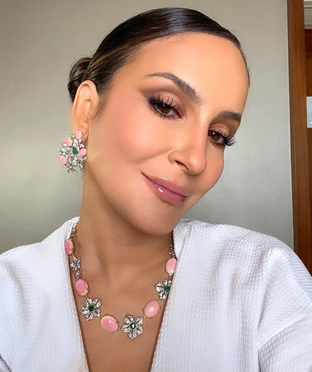 Claudia Leitteのインスタグラム：「Olha aí a beleza que @lavoisier fez para o @thevoicebrasil de hoje. Obrigada também ao amado @ricardoviniciusfs. E o look da @lebronstein? Coisa mais linda, né, @jopaesfashion? E essas jóias cheias de formosura by @goldesignjewelry? A pergunta que fica é: pode ficar bonitona assim no Tira-teima e se tremer toda diante de um monte de talentos? 😳 Assistam cheios de gratidão feito eu! Como diz a pensadora contemporânea Claudinha: #Agradece que vem! O #TimeClaudia tá incrível!!! 🌻😻」