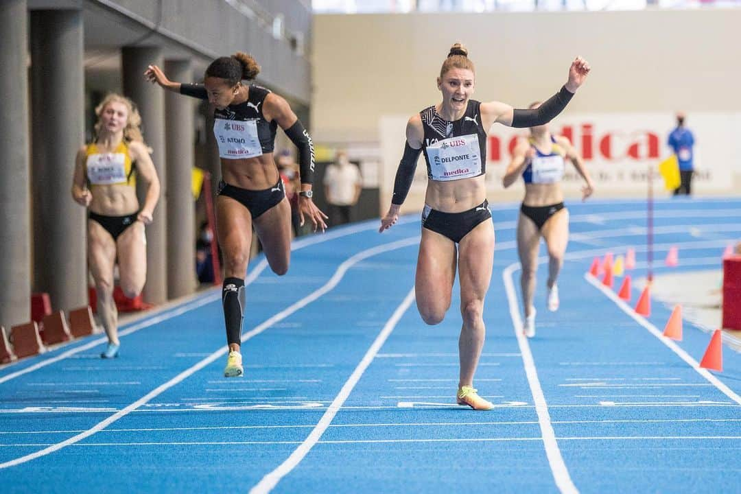 サラ・アチョさんのインスタグラム写真 - (サラ・アチョInstagram)「This silver that feels like gold 🏆😭 so satisfying, very close to my indoor PB, me happy 😋 #comeback」2月22日 2時21分 - sarah_atcho