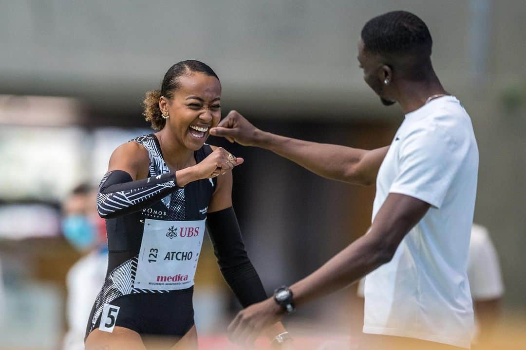 サラ・アチョのインスタグラム：「This silver that feels like gold 🏆😭 so satisfying, very close to my indoor PB, me happy 😋 #comeback」