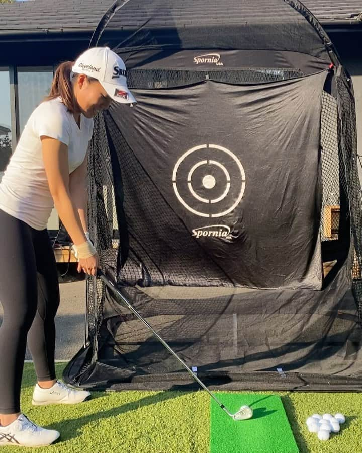 中山三奈のインスタグラム：「Great weather for practicing at yard today!🏌🏽‍♀️☀️﻿ ﻿ 2月から練習再開して、ゴルフはリハビリ中で70台が中々出ないけど…😅﻿ 嬉しいことに手首の痛みが無く練習できています！！感謝です！！🥺🙏🏽❤️﻿ ﻿ シーズン開幕まであと1ヶ月！﻿ コツコツ頑張りますっ！💪🏾💪🏾💪🏾✨﻿ ﻿ ﻿ ﻿ #golf #progolfer #ゴルフ #golfswing #プロゴルファー#中山三奈 #minanakayama #Baldo #バルド #srixon #no1grip #asics #thankyou #yoga #yogini #yogainstructor #ヨガ #ヨギーニ #ヨガインストラクター #RYT200 #ハタヨガ #lululemon #lululover #🏌🏽‍♀️ #🧘🏽‍♀️ #whereisfuku #findfuku」