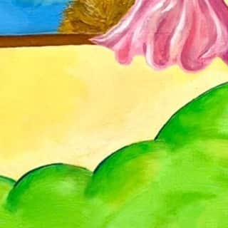 小池花瑠奈のインスタグラム：「・6  絵を描くことは幼少期から好きだった。 当時は漫画家になろうと思っていた。 家で絵や漫画を一日中描いていることが一番の楽しみであり、幸せだった。     小学校3、4年くらいの頃だったと思う。  土曜日の昼、家のチャイムが鳴り、友達が公園へ遊びにいこうと誘ってくれた。 もの凄く熱中していた漫画の制作を中断し、 「せっかく家まで来て誘ってくれたのだし」 という理由でその誘いを優先し、 正直渋々な気持ちでスニーカーを履いたのを思い出した。  幼い頃から、良くも悪くも人から言われたことをまず受け入れてしまうところがあった。  そして、その「渋々」な気持ちをかき消し、外的な要素を優先したり求めることが、 大人になるにつれて得意になり過ぎていたのだと思う。」