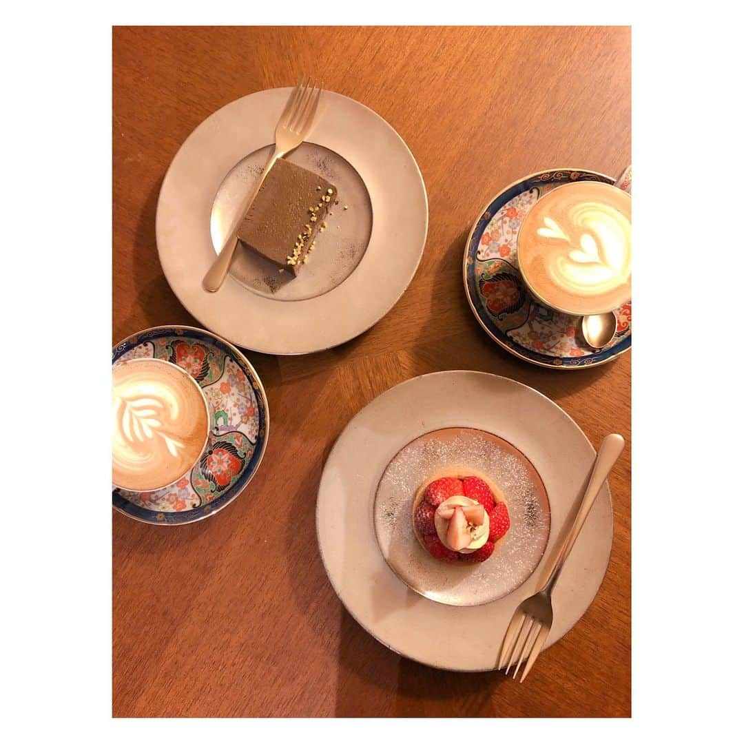 megumi matsuoさんのインスタグラム写真 - (megumi matsuoInstagram)「🅷🅴🅻🅻🅾︎ 気になってるカフェがあって 先日 あややを誘って行ってきた♥︎  お花屋さんが入ってるカフェ #フロムアファー倉庫01   文明開化というか ノスタルジックというか そんな感じの とても落ち着いた雰囲気で 着物で行っても素敵やん♥︎∗*ﾟ ってところだった！  苺タルトもラテもめっちゃ美味しかったし、 なにより食器の組み合わせが最高だった！ このカップアンドソーサー欲しい #林九郎窯 #林九郎   1枚目はまったく関係ない スマホの待受をテテからテテに変更して ご満悦な一枚  アヤヤがいると動画がいっぱいな件 ありがとうー♥︎  #松潤カフェ#ラテ#ラテ好き#ママ#ママライフ#ママカメラ#アラフォー#アラフォーママ#カフェ#田原町カフェ#テテ#ノスタルジック」2月21日 20時52分 - sara_mira_