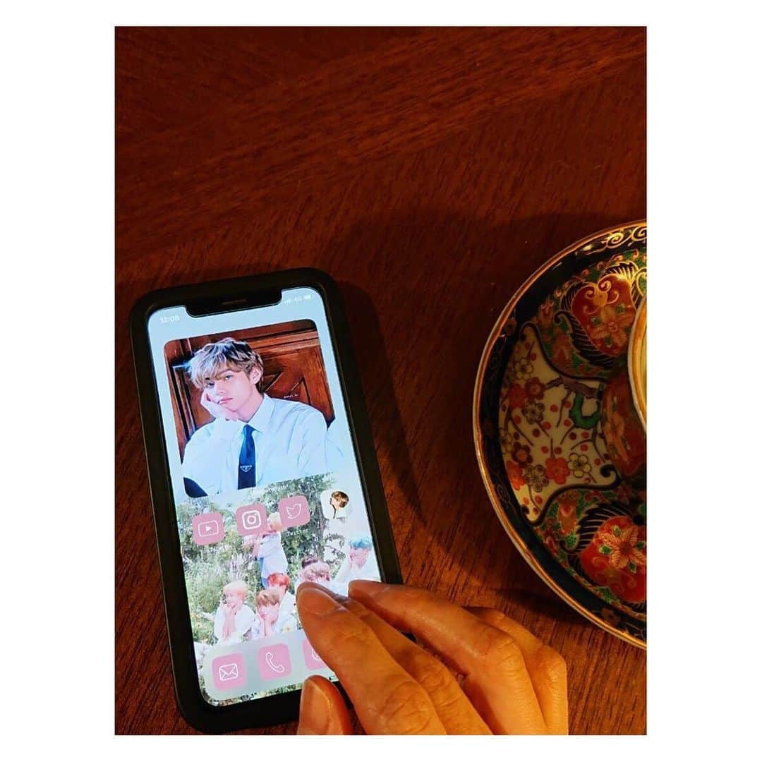 megumi matsuoのインスタグラム：「🅷🅴🅻🅻🅾︎ 気になってるカフェがあって 先日 あややを誘って行ってきた♥︎  お花屋さんが入ってるカフェ #フロムアファー倉庫01   文明開化というか ノスタルジックというか そんな感じの とても落ち着いた雰囲気で 着物で行っても素敵やん♥︎∗*ﾟ ってところだった！  苺タルトもラテもめっちゃ美味しかったし、 なにより食器の組み合わせが最高だった！ このカップアンドソーサー欲しい #林九郎窯 #林九郎   1枚目はまったく関係ない スマホの待受をテテからテテに変更して ご満悦な一枚  アヤヤがいると動画がいっぱいな件 ありがとうー♥︎  #松潤カフェ#ラテ#ラテ好き#ママ#ママライフ#ママカメラ#アラフォー#アラフォーママ#カフェ#田原町カフェ#テテ#ノスタルジック」