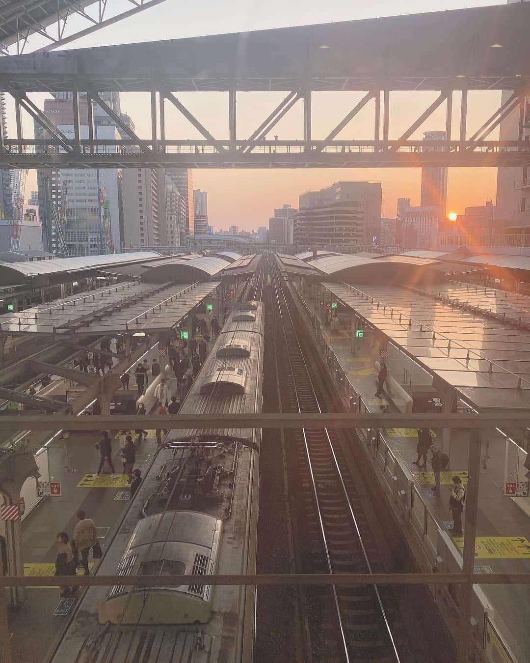 ぴよさんのインスタグラム写真 - (ぴよInstagram)「夕陽の時間がいちばんすきです🌆 #大阪駅 #夕焼け空」2月21日 20時52分 - _piyogram_