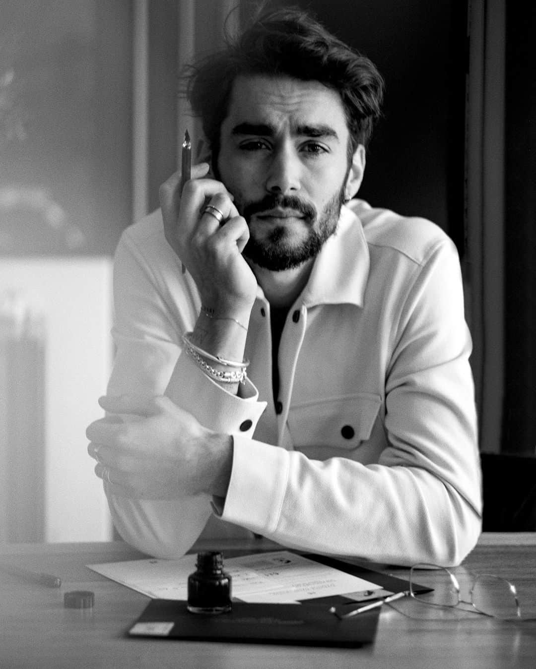 NICOLAS SIMOESのインスタグラム：「Sending a love letter for her to space! Can you believe it? Check my stories to understand 😎🖤 @adopteunmec #ad」