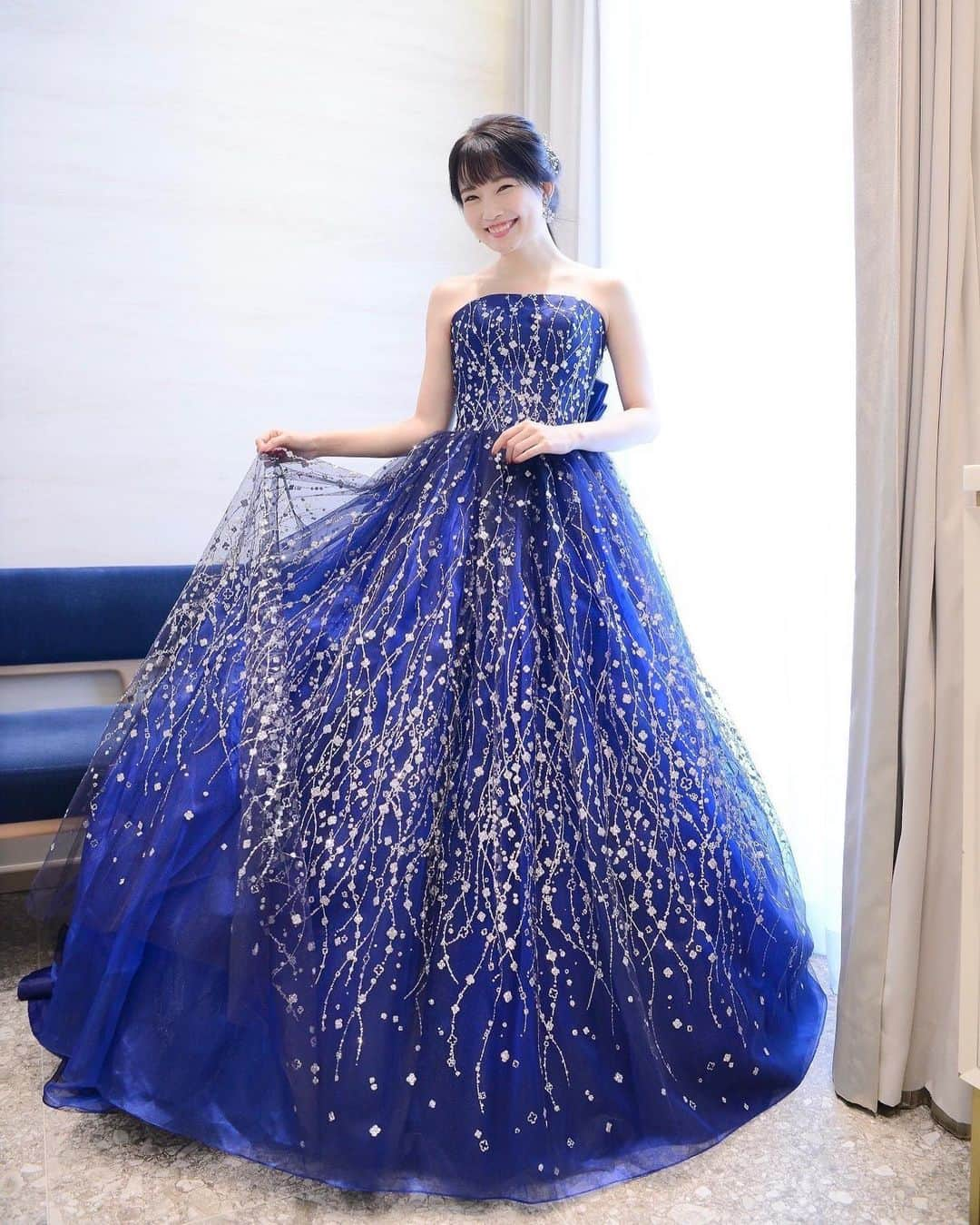 浅井麻里さんのインスタグラム写真 - (浅井麻里Instagram)「👗💙👗💙﻿ ﻿ 2個前の真紅のドレスとは真逆の、﻿ ネイビードレス💙﻿ ﻿ Foursis Brideのドレス・ラピス✨﻿ 大きなバックリボンが可愛い🎀﻿ グリッターのキラキラ装飾が﻿ 夜空に輝く星みたいに美しいドレス💙﻿ ﻿ ﻿ 💫 @foursis_official の﻿ 〝ドレスアンドフォトサービス〟📸﻿ 撮影モデルをさせていただいたので、レポ❣️﻿ ﻿ フォーシスアンドカンパニー対象店舗で﻿ 好きなドレスを2着まで選べて、﻿ ドレスコーディーネーターさんに﻿ 軽いヘアアレンジをしてもらって、﻿ ドレスサロン内のあちこちのフォトスポットで﻿ 撮影できるよ❤️💐﻿ 別途料金でプロのヘアメイクさんやカメラマンさんも﻿ 手配してもらえます✨💄📸﻿ ﻿ 素敵なドレスでいろんなシチュエーションで﻿ 撮影したので、また投稿していきまーす♬😋﻿ ﻿ ﻿ コロナで式が延期になってしまって﻿ 写真だけでもまず少し撮っておきたい！って﻿ 花嫁さんにもオススメ💕﻿ 甘すぎない〝大人のロマンチック〟が﻿ コンセプトだから、大人可愛いドレスが﻿ たくさん並んでてトキメキました❤️😍﻿ ﻿ ﻿ #foursis#フォーシス#フォーシスアンドカンパニー#ブライダルモデル#ウェディングモデル#ウェディング#フォトウェディング#カラードレス#wedding#wedding_mari」2月21日 20時53分 - mari_asai_625