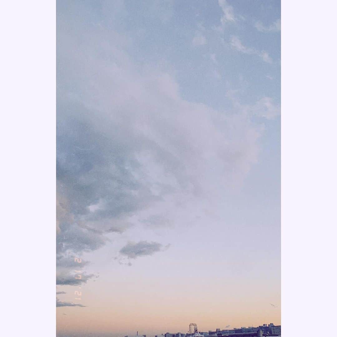 望月萌衣のインスタグラム：「🎟﻿ ﻿ ﻿ ﻿ 花粉の季節だ〜🥲🥲🥲﻿ ﻿ ﻿ ﻿ ひどい花粉症持ちのわたしには辛い季節が来てしまいました…﻿ ﻿ ﻿ ﻿ 今日ポカポカだったのにもうどこもかしこもかゆくてかゆくて🥲﻿ ﻿ ﻿ ﻿ ﻿ 花粉症持ちのみなさん共に乗り切りましょう！！笑﻿ ﻿ ﻿ ﻿ ﻿ ﻿ #そら #そらすたぐらむ #夕暮れ #ブルーアワー #フィルムカメラ #花粉症 #日常 #青 #オレンジ #bluehour #sunset #tokyo #sky #daily_photo_jpn #daily #일상 #일본 #하늘 #하늘스타그램 #황혼 #감성사진 #필름 #촣아요 #촣아요반사 #팔로우미」