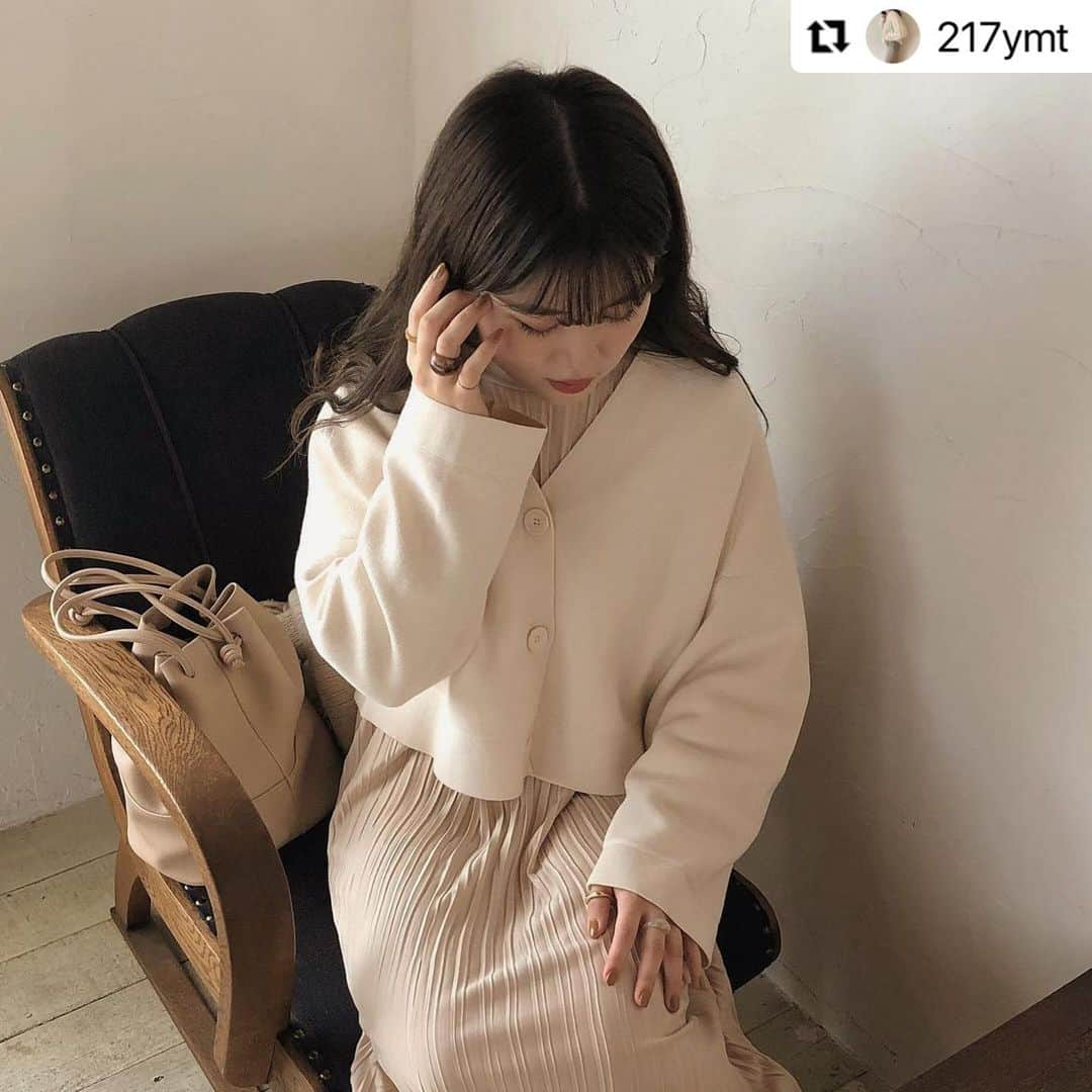 ショップにこにこさんのインスタグラム写真 - (ショップにこにこInstagram)「Repost @217ymt ♡ with @make_repost ・・・  ﻿ 久しぶりのオールホワイト！☁️﻿ ﻿ プリーツワンピースが本当に可愛くて﻿ 着るだけで女の子らしく見せてくれます🧸﻿ ﻿ この日はユニクロのカーディガンと﻿ 合わせました〜🛋﻿ ﻿ ﻿ one-piece﻿ → @cattykitten.jp  cardigan﻿ → @uniqlo  bag﻿ → @shopnikoniko  ﻿ ﻿ ﻿ #cattykitten #uniqlo #ユニクロ #uniqlou #ユニクロユー #プリーツワンピース #カーディガン #カーディガンコーデ #オールホワイト #オールホワイトコーデ #ワントーンコーデ #淡色コーデ #ベージュコーデ #消えそうな色コーデ #ユニクロコーデ #uniqloコーデ #プチプラコーデ #今日のコーデ #きょコ #重ね着 #レイヤードコーデ #韓国ファッション #春コーデ #ワンピースコーデ #着画 #服好きな人と繋がりたい #お洒落さんと繋がりたい #お洒落好きな人と繋がりたい #淡色女子と繋がりたい #淡色女子」2月21日 21時00分 - shopnikoniko