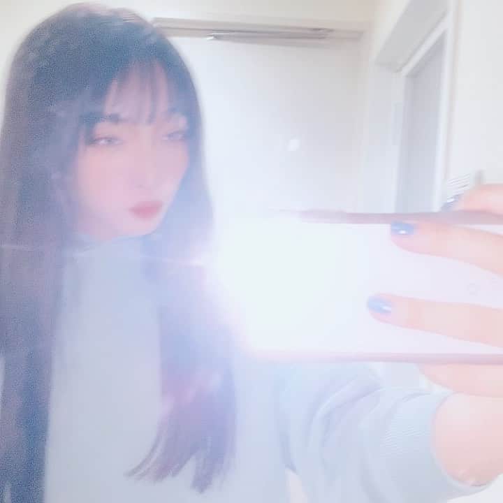 みなみのインスタグラム：「そうですね あの〜多少鏡についている綺麗なホコリと あれ？私目悪くなったかなと思わせるほどのピントの合わなさと あ、天国かなと思うほどのフラッシュの明るさ があるのですが 大丈夫です気にしないでください 伝えたいのは  @_misaki04 の所に行って 髪の毛暗くなって こんなにサラサラにもなったよ って事です🐼 いつも美咲さんありがとうございますᐠ ♡ ᐟ #ankhcross #表参道#tokioトリートメント #超音波トリートメント#オリーブブラウン#」