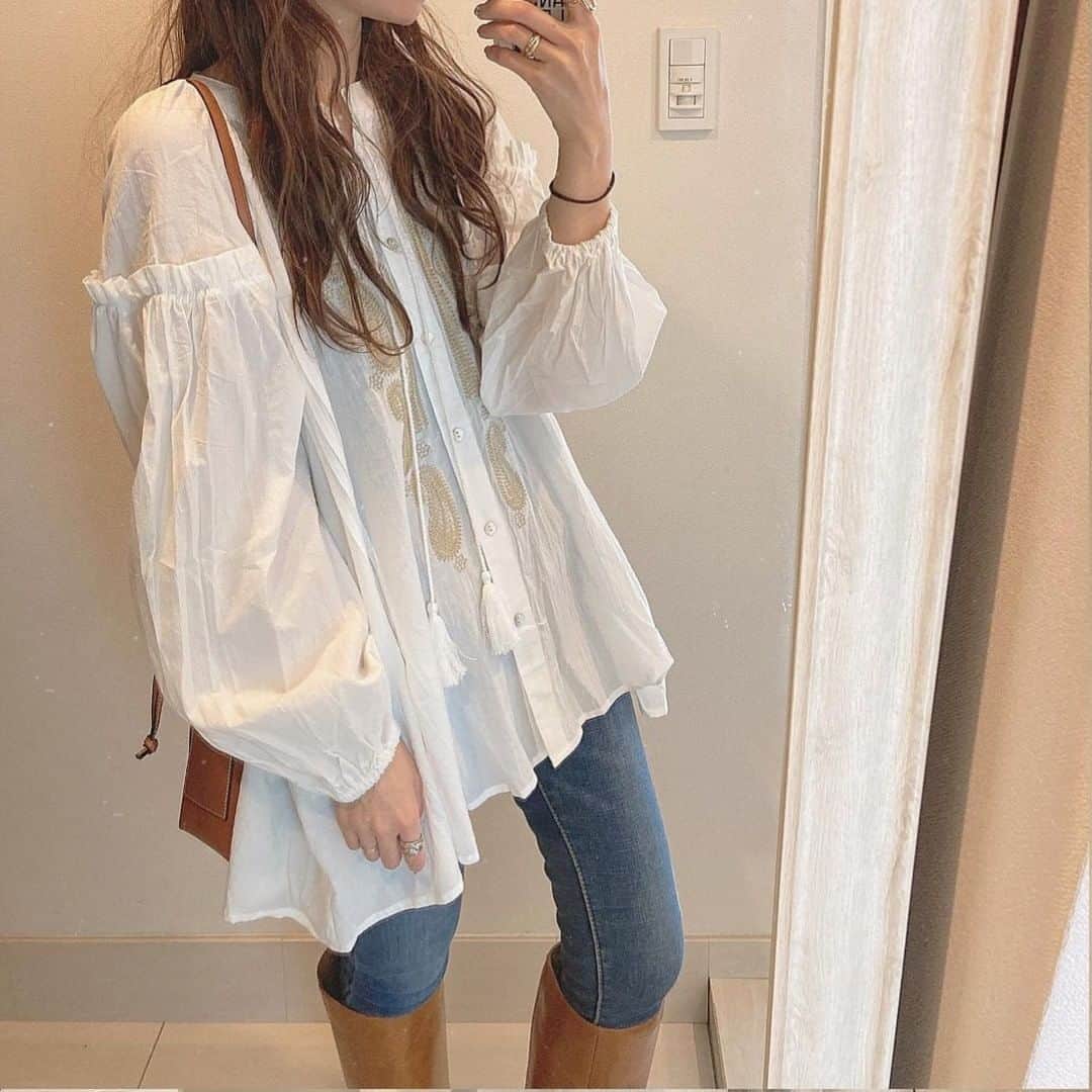 MINEのインスタグラム：「. . . 毎年刺繍アイテムが可愛い春の季節がもうすぐ😍 一着で一気に春仕様になりますね🌸 . tops @sandlessmoon pants @ovovo_official shoes @zara hat @arholiday bag @select.shop.jbg wig @lineastoria . アイテムの詳細はアカウントをチェック♡ @asmaahina さん 素敵なコーデの紹介ありがとうございます！ . . ♡コーデ募集♡ お気に入りのコーデに #mineby3mootd #mineプチプラ部 のハッシュタグ をつけて投稿してください💕﻿ 投稿していただいた中から選ばれた投稿はMINEの記事や広告、MINE公式インスタグラムにてご紹介させてもらいます！ あなたもMINEに載れるかも😍 . . #mineby3mootd #mineプチプラ部 #プチプラコーデ #mineアイテム部 #きょコ #今日のコーデ #大人カジュアル #大人シンプルコーデ #大人シンプル #シンプルコーデ #秋冬 #秋冬コーデ #冬コーデ #春コーデ #刺繍 #刺繍ブラウス #ブラウス #刺繍トップス #春トップス #ハット #ロングブーツ」