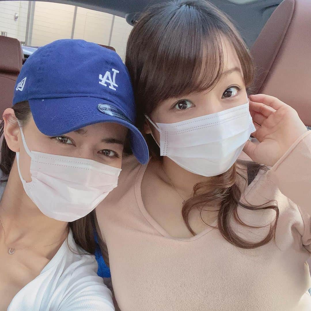 くぼたみかのインスタグラム：「Took a drive with my love  @maya_m0901 and found some flowers blooming🌸💖 マヤとデート😍お腹なでなでしてもらいました☺️ フィットネスモデルとして着実と夢を叶えて大きくなってるマヤ💝なのに中身は出会った頃と何も変わらず、真面目で面白くて素直でラブが止まらない☺️💓そして本当に美しい！私も👶産んだらトレーニング通わせてもらいたいなぁ🤩 もう春みたいな暖かさで幸せ〜🌸🌸🌸 #drive #cherryblossom #sakura #friends #春 #桜 #梅かも」