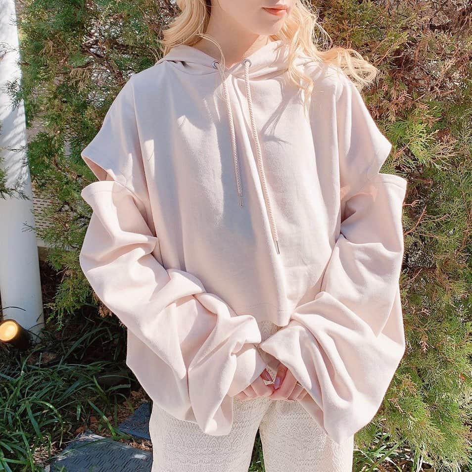 Vannie Officialのインスタグラム：「02/24 12:00発売Start...♡﻿ ﻿ ﻿ 【スキ見せパーカー】¥3,000+tax ﻿  ﻿ パーカーもさりげないスキ見せでオンナ度ぐっとup…♡ ﻿  ﻿  ﻿ 《styling》 ﻿ チラっとのぞく肌とたぽっと袖があざとカワイイ♡ ﻿ シンプルなパーカー ﻿ すっきりした丈感になるので、長めのボトムとも相性抜群◎ ﻿ ﻿  ﻿ 《detail》 ﻿ さりげないスリットで腕の華奢見え効果も◎ ﻿ ﻿  ﻿ 《fabric》 ﻿ 綿とポリエステルの混合素材で、程よい張り感とお手入れもしやすい素材になっております。 ﻿  ﻿  ﻿ ※詳しいお手入れ方法は商品タグをご参照ください。﻿ ﻿ ﻿ #vannie_u#ヴァニーユー #ZOZOでしか買えない⠀⠀ ﻿ ﻿ お問い合わせはDMまでご連絡ください‪‪☺︎‬」