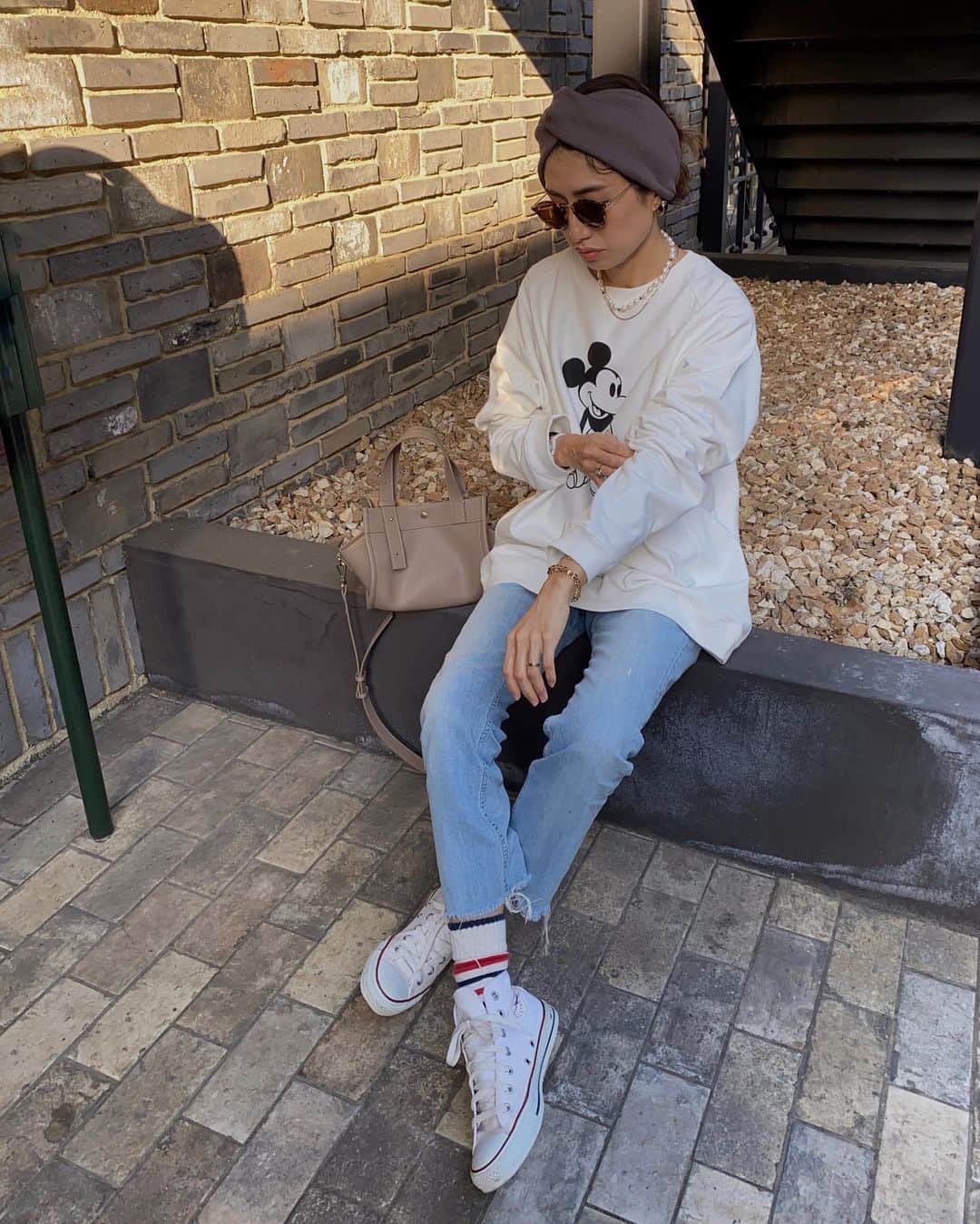 eiko kagamiのインスタグラム：「. . 暖かくて嬉しくて、 お気に入りのミッキースエットを着てカッコつけて娘に撮ってもらったけど、おでこにチョビ毛が出てたw🙄 . . . . . #coodinate #デニムコーデ #カジュアルコーデ #アラフォーコーデ #ミッキースウェット」