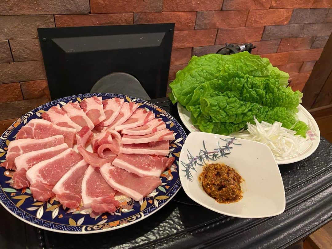 難波礼華さんのインスタグラム写真 - (難波礼華Instagram)「ぐんまポークを頂いたので お家でサムギョプサル〜🐖💕 サッパリしてるけどほどよい脂でとってもジューシー☺️ 生七味と味噌で辛味噌作っただけの#なんCook 今、外食難しくて韓国料理屋さん行けてなかったから おうち焼肉最高でした✌️ Twitterでぐんまポークプレゼントキャンペーン行ってるみたいなので皆様ぜひ💕 #ぐんまポークで検索#ぐんまポーク#豚肉王国#gunmaquality#PR」2月21日 20時56分 - ayakanamba