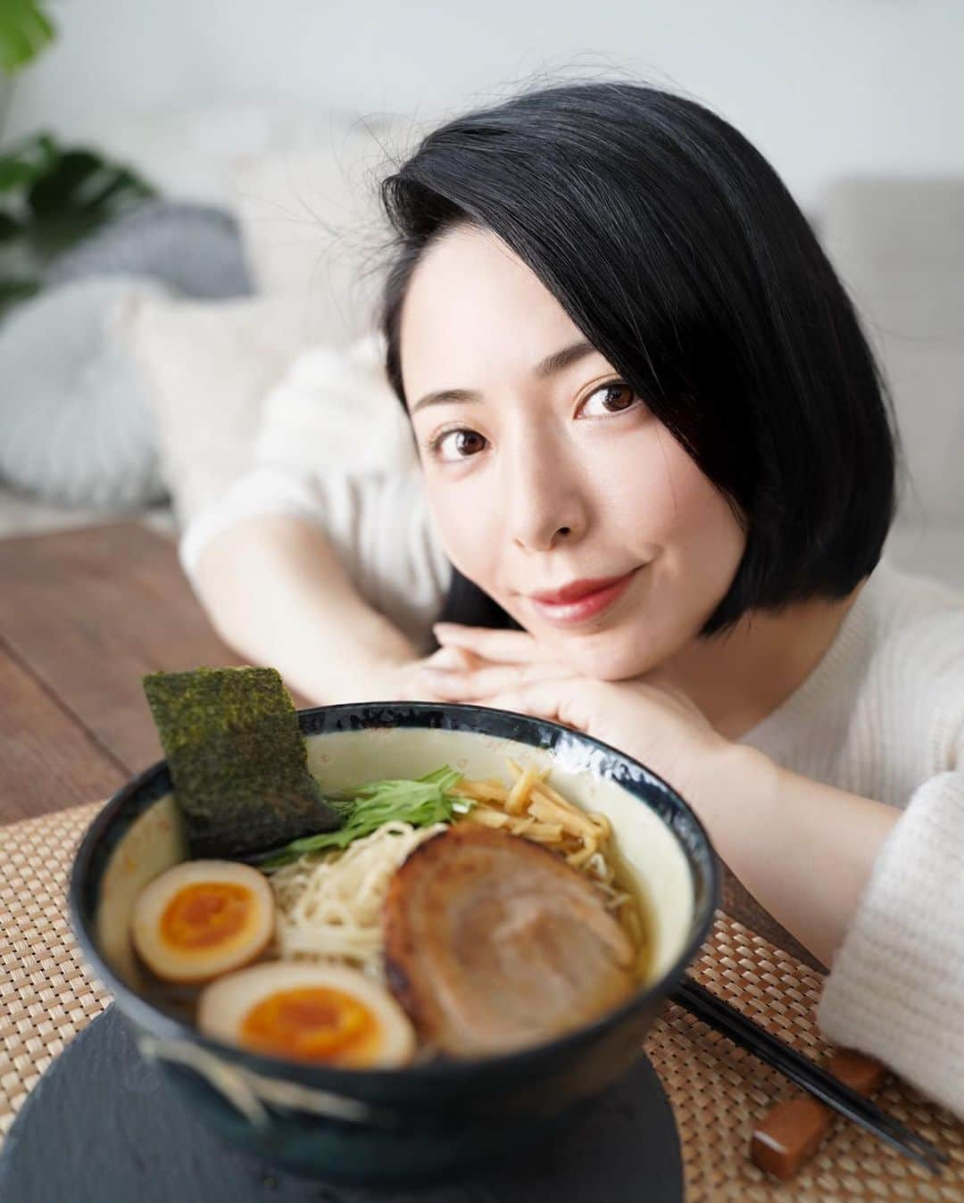 和希優美さんのインスタグラム写真 - (和希優美Instagram)「お取り寄せラーメンってここまで美味しいの⁉️﻿ ﻿ ﻿ 私が最近﻿ ラーメン食べるところといえば🍜﻿ \ AFURI( @afuri_fineramen ) /﻿ ﻿ そんなAFURIがなんと！﻿ 家で食べられるという事で﻿ 早速お取り寄せ🙆‍♀️﻿ ﻿ ﻿ 実はラーメン屋さんの﻿ お取り寄せは初めて✨﻿ ﻿ ﻿ ﻿ 取り寄せたのは﻿ 看板メニューの﻿ 柚子塩ら一めん🥢﻿ ﻿ ﻿ え？！これが…﻿ お取り寄せなの⁉️﻿ ﻿ 麺を茹で、具材を湯煎して﻿ あっという間に完成✨﻿ ﻿ 簡単さも﻿ さることながら﻿ 美味し過ぎて﻿ 満たされました🌸﻿ ﻿ ﻿ ﻿ 大判炙りチャーシューは﻿ 肉厚でとってもジューシー！﻿ ﻿ お店で食べた﻿ あの味のままなんです😱✨﻿ ﻿ 目をつぶれば﻿ そこはAFURIです(笑)﻿ ↑いや、ほんと🤣﻿ ﻿ ﻿ ちなみに自宅で追加した﻿ トッピングは﻿ 煮卵と水菜だけ✨﻿ ﻿ ﻿ 気になる方！﻿ これは是非味わってほしい~🌈✨﻿ ﻿ あぁー🤍﻿ 美味しかった✨✨✨﻿ ﻿ ﻿ ﻿ ﻿📷 : SONY α7C and SEL20F18G ✁---------------------------------﻿ #afuri #afuri通販 #お取り寄せグルメ﻿ #おうちでafuri #阿夫利 #お取り寄せラーメン #ラーメン女子 #ラーメン通販 #麺スタグラム #pr﻿ #お取り寄せ #ラーメン #らーめん﻿ ﻿ #ラーメン大好き #tokyolife #旅したくなるフォト #旅するように暮らす #旅するように暮らす #麺スタグラム ﻿#team_jp_ #lovers_nippon﻿」2月21日 20時57分 - kazukiyumi