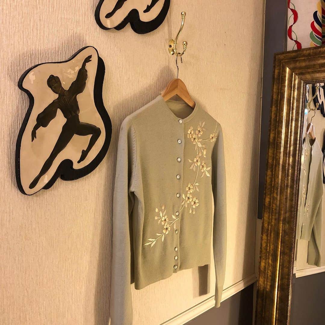 NUTTY Vintage&Collectibleのインスタグラム：「NUTTY DEPARTMENT STORE FLOOR 5 - authentic vintage for lady-  【 new arrival 】 ▫︎ 50's oriental embroidered pistàcchio green cardigan ▫︎ 30's 40's beige cotton skirt  リニューアルにあわせて春の新着入荷いたしました💐  新しくなったNUTTYは品揃え豊富にVINTAGEアイテムが揃うデパートをイメージして8つのフロアにカテゴライズ  FLOOR 5よりオーセンティックな新入荷アイテムをご紹介。 オリエンタルな雰囲気が漂う春らしい柔らかなカーディガンに、コットンスカートをさらっとあわせるのが気分。  >>>  📰NEWS📰 NUTTYリニューアルに伴うお得な＜在庫処分セール＞FAMILY MARKETも好評開催中🎈  〜〜〜〜〜〜〜〜〜〜〜〜〜〜〜〜〜 NUTTY×NUTTY Little Room&Deco. presents 👨‍👩‍👧FAMILY MARKET👨‍👩‍👧 2/11(thu)~2/23(tue) 〜〜〜〜〜〜〜〜〜〜〜〜〜〜〜〜〜  ★LRD. ガーデンにてベビー&子供服、ユーズドウェアが¥1000/¥2000/¥3000 ★NUTTY店内にてヴィンテージウェア&ジュエリーが¥3000/¥4000/¥5000  🌀全て税込の均一価格🌀  〜〜〜〜〜〜〜〜〜〜〜〜〜〜〜〜〜  安心してお楽しみいただけますよう屋外にて開催（雨天中止の場合がございます） また、NUTTYではこまめに換気をしながら開催いたします。 ご来店時はマスクのご着用と手消毒のご協力をお願いいたします。」