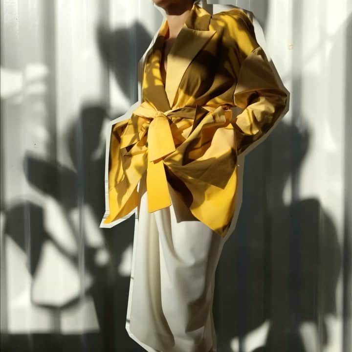 ティムヴァンスティーンバーゲンのインスタグラム：「Collection THEATRE D’OMBRES, spring summer 2021  A delicate shadow play is transformed into exclusive fabric designs on soft ecological cottons, recycled jerseys and viscoses.  Iconic shapes, inspired by the silhouettes of the fifties, are loosened up and deconstructed into casual contemporary summer outfits.  Discover a new kind of colorful flower motive.」