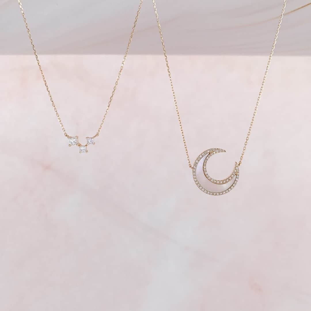 アーカーさんのインスタグラム写真 - (アーカーInstagram)「. 二十六夜月（新月から数えて26日目の月）をモチーフにしたティナムーンマザーオブパールネックレス＆白く美しく輝く月の光を表現したリュンヌカレネックレス🌙✨ . #AHKAH #jewelry #necklace #present #アーカー #ジュエリー #ネックレス #プレゼント」2月21日 21時00分 - ahkah_official
