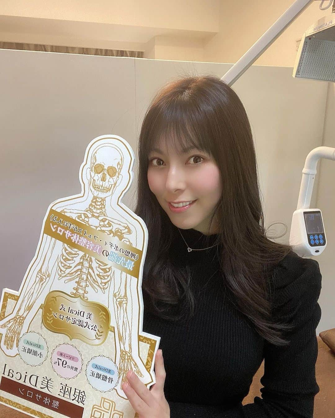 西村ケリーのインスタグラム：「そしてこちらで全身の矯正などをして頂きましたっ🥺！！ 骨盤の開きも太もももウエストもサイズダウンしてびっくり🥺 そして、肋骨周りのサイズまで変わるというゴッドバンドっぷり！ 担当してくれた先生もとっても面白くて楽しく綺麗になれる素敵な時間でした✨✨また定期的に通いたいなぁと思います！！！ 気になる方はチェックしてみてね！！！   2970円で初回受けれるみたいなので身体変えたい方は是非チェックしてねん✨✨  @ginza_bidical_seitaisalon   ご予約、お問い合わせは 080-9410-0540 (銀座美Dical整体サロン)  https://www.instagram.com/ginza_bidical_seitaisalon/  https://instagram.com/masaaki19841101z?igshid=1y0bg558crgwk  . . #銀座整体#銀座美Dical整体サロン#骨盤矯正#小顔矯正#EMS#トータルサロン#美容#リフトアップ#痩身#ダイエット#笑顔#銀座#東銀座#エステサロン#美容矯正#銀座美容」