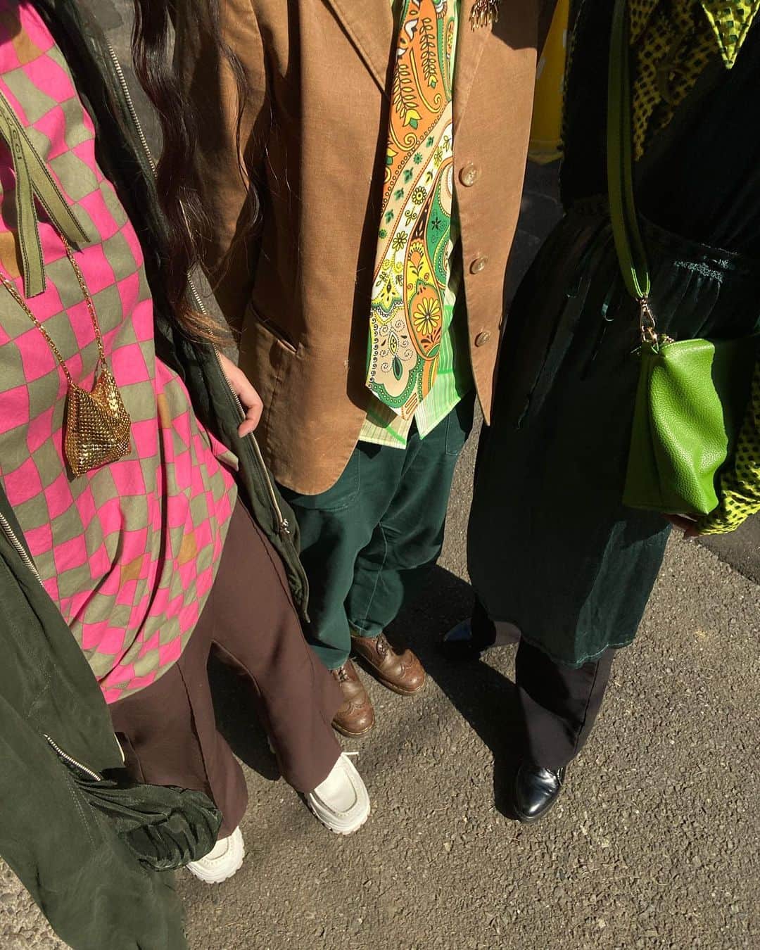 相羽瑠奈のインスタグラム：「今日はみんな偶然グリーンだったねえ🫒  おばあちゃんになってもこうやってみんなで カラフルな服着てお洒落してたいなあ 👵🏻👵🏻👵🏻   残り2つのチョコあげたら服の色にぴったりだった😹」