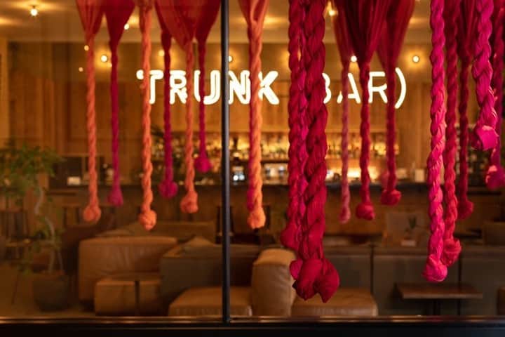 TRUNK(HOTEL)さんのインスタグラム写真 - (TRUNK(HOTEL)Instagram)「(English Follows Japanese)﻿ 日々、廃棄される花々で染色したテキスタイルのインスタレーション。ゲストが“楽しめる”ソーシャル・ディスタンスを体現したクリエイティビティと安全対策を両立した空間装飾を展開しています。﻿ ﻿ Out beautifully crafted textile installations in the lounge are dyed with discarded flowers. We develop art installations that combine both creativity and safety measures that help guests enjoy the lounge while staying socially distanced.  @thelittleshopofflowers﻿ @wonderfulllife_archives﻿ ﻿ #ブティックホテル #boutiquehotel⁣ #socializing﻿ #art #design #installation ﻿ #アート #デザイン #インスタレーション⁣ #ボタニカルダイ #廃棄花﻿ #shibuya #omotesando #jingumae」2月21日 21時03分 - trunkhotel_catstreet