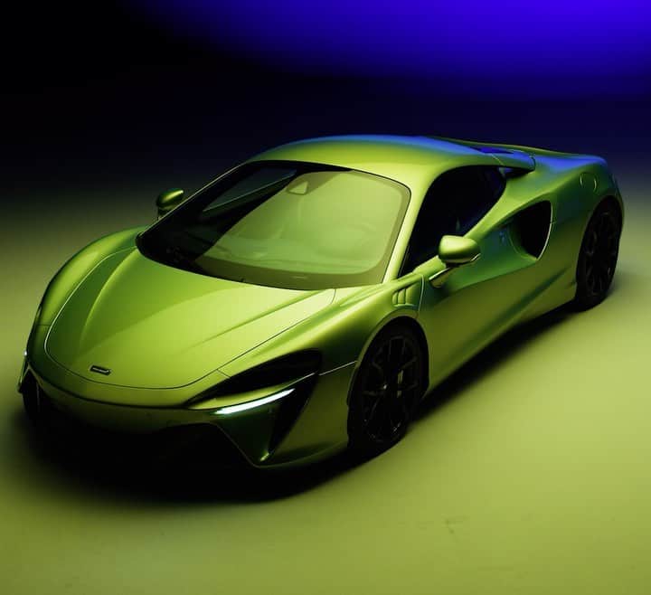 McLaren Automotiveのインスタグラム：「To hit the McLaren Artura's incredible 1498kg, the car underwent a demanding programme of weight reduction. Be it the compact and light V6, to the all new MCLA carbon-chassis. Every component has been refined to keep weight down. ​  We've even employed a revolutionary new ethernet architecture, which reduces electrical systems weight by up to 10%. All this, means the car can be as light as the competition, yet gain all the benefits of a hybrid powertrain.​  #McLarenArtura​」