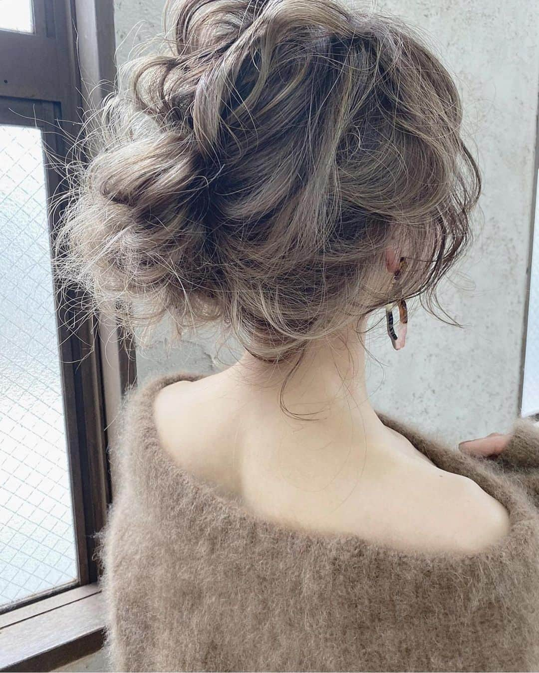 SHOTAのインスタグラム：「🐝🌸  ＊ ＊  #hairarrange #ヘアアレンジ#ヘアスタイル#ヘアカラー#ブリーチ#外国人風#結婚式 #ヘアメイク#透明感カラー#cluel#外国人風カラー #hairmake#haircolor#hairstyle#フォトウェディング  #静岡美容院 #ファッション#静岡#静岡市#ヘアメイク #hairarrange#ベージュカラー#ママコーデ #春コーデ#静岡美容院#hair#お呼ばれ#Gisele#ブライダルヘア#arrange#ハイライト#静岡美容室」