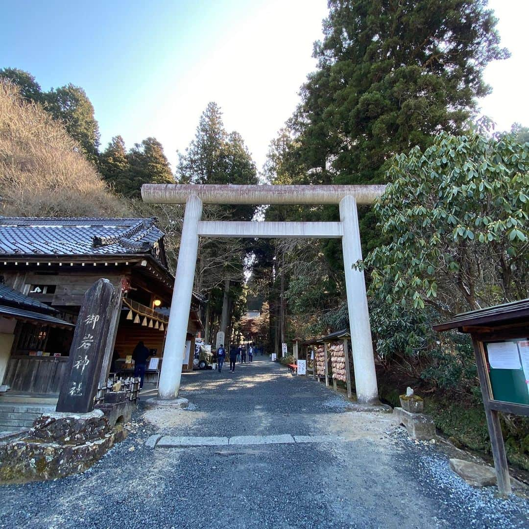 松田 爽さんのインスタグラム写真 - (松田 爽Instagram)「日本最強のパワースポット御岩神社に訪れた。  御岩神社といえば宇宙飛行士の向井千秋さんが、宇宙から地球を眺めたときに一ヶ所から強い光の柱が見える場所がある！と調べてみたらそこが御岩神社だったという凄すぎる逸話を持つ日本屈指のパワースポット！！  透き通りすぎた美味しい空気と自然が生み出した聖域のような空間が最高に気持ちよく本当にオススメ！  #さぁ宝くじ買うか#浄化#御岩神社#御岩神社パワースポット #パワースポット#日立」2月21日 21時05分 - sou_1_