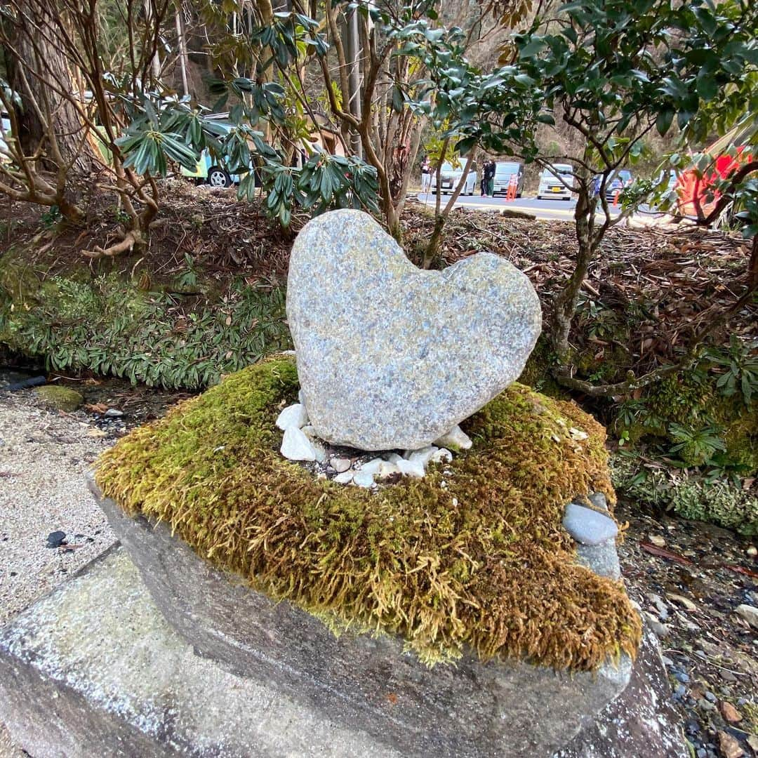 松田 爽さんのインスタグラム写真 - (松田 爽Instagram)「日本最強のパワースポット御岩神社に訪れた。  御岩神社といえば宇宙飛行士の向井千秋さんが、宇宙から地球を眺めたときに一ヶ所から強い光の柱が見える場所がある！と調べてみたらそこが御岩神社だったという凄すぎる逸話を持つ日本屈指のパワースポット！！  透き通りすぎた美味しい空気と自然が生み出した聖域のような空間が最高に気持ちよく本当にオススメ！  #さぁ宝くじ買うか#浄化#御岩神社#御岩神社パワースポット #パワースポット#日立」2月21日 21時05分 - sou_1_