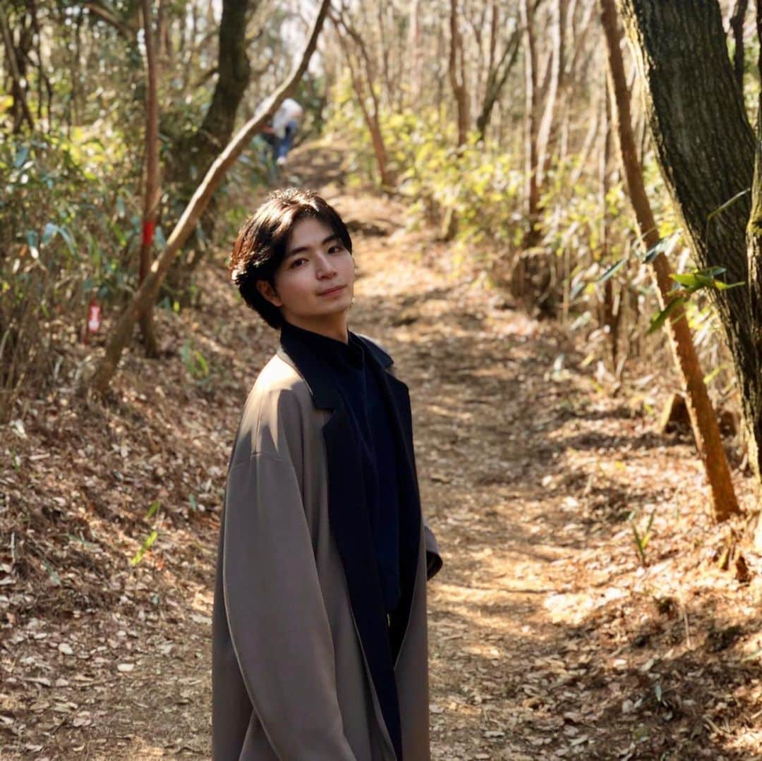 松田 爽のインスタグラム：「日本最強のパワースポット御岩神社に訪れた。  御岩神社といえば宇宙飛行士の向井千秋さんが、宇宙から地球を眺めたときに一ヶ所から強い光の柱が見える場所がある！と調べてみたらそこが御岩神社だったという凄すぎる逸話を持つ日本屈指のパワースポット！！  透き通りすぎた美味しい空気と自然が生み出した聖域のような空間が最高に気持ちよく本当にオススメ！  #さぁ宝くじ買うか#浄化#御岩神社#御岩神社パワースポット #パワースポット#日立」