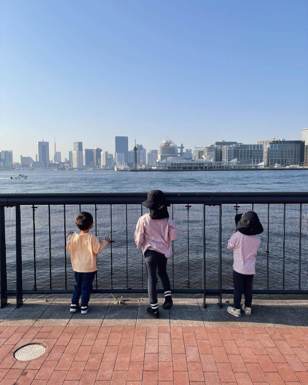 春名亜美さんのインスタグラム写真 - (春名亜美Instagram)「お天気ピカピカで、20度近くあった今日は @kikichiaki 親子と #豊洲ぐるり公園 へ🚢  レジャーシート敷いて、みんなでマック食べて、太陽の下で走り回って、子供も大人もストレス発散✨✨✨  息子2人はやっぱり可愛いちーちゃんに群がってたな🤔  大充実の日曜日でした☀️」2月21日 21時05分 - amiharunaami