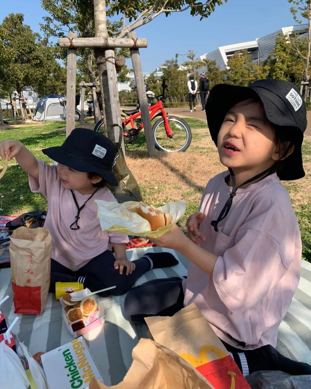 春名亜美さんのインスタグラム写真 - (春名亜美Instagram)「お天気ピカピカで、20度近くあった今日は @kikichiaki 親子と #豊洲ぐるり公園 へ🚢  レジャーシート敷いて、みんなでマック食べて、太陽の下で走り回って、子供も大人もストレス発散✨✨✨  息子2人はやっぱり可愛いちーちゃんに群がってたな🤔  大充実の日曜日でした☀️」2月21日 21時05分 - amiharunaami