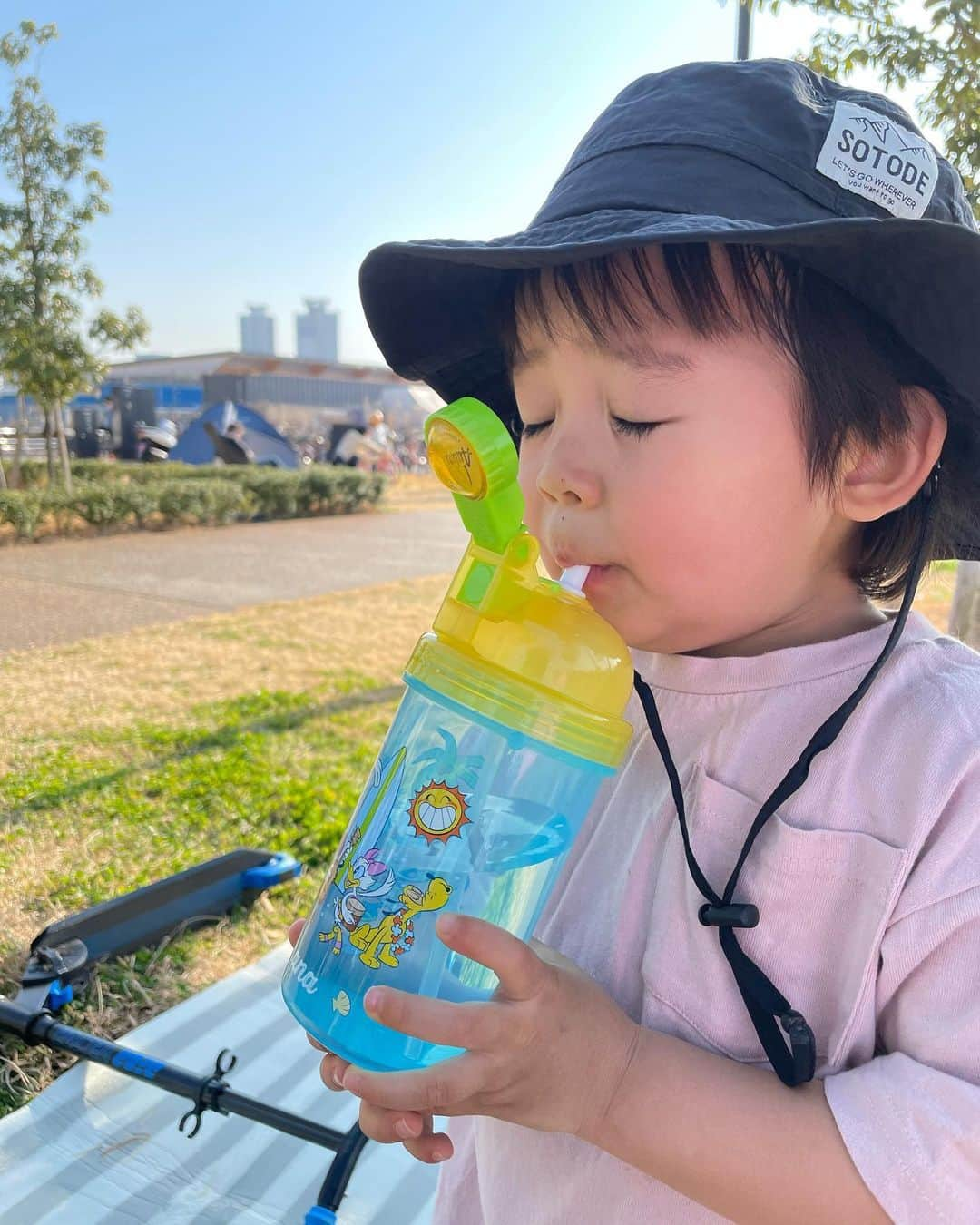 春名亜美さんのインスタグラム写真 - (春名亜美Instagram)「お天気ピカピカで、20度近くあった今日は @kikichiaki 親子と #豊洲ぐるり公園 へ🚢  レジャーシート敷いて、みんなでマック食べて、太陽の下で走り回って、子供も大人もストレス発散✨✨✨  息子2人はやっぱり可愛いちーちゃんに群がってたな🤔  大充実の日曜日でした☀️」2月21日 21時05分 - amiharunaami