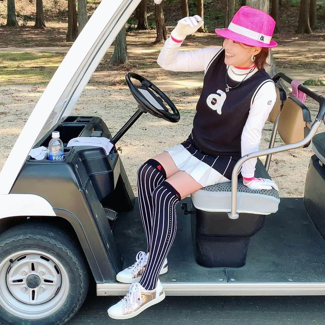 吉田玲奈さんのインスタグラム写真 - (吉田玲奈Instagram)「☀️⛳️ 2月で気温20℃☀️ ポカポカだった〜⛳️  パターってどうやるんだっけ？？？😂  🔴46/40  86  #パターは入らない #golf #golfstagram  #golfwear  #ゴルフ女子 #ゴルフウェア #archivio  #アルチビオ #2021春ウエア #アルチビオコーデ #春ゴルフ #春ゴルフスタイル #ハットコーデ  #ゴルフ女子コーデ  #ポカポカゴルフ #ゴルフコーデ #ごるふ女子  #ゴルフ大人女子  #ゴルフウェアコーデ  #⛳️ #reinagolf」2月21日 21時06分 - reina.yoshida.ciel.1218