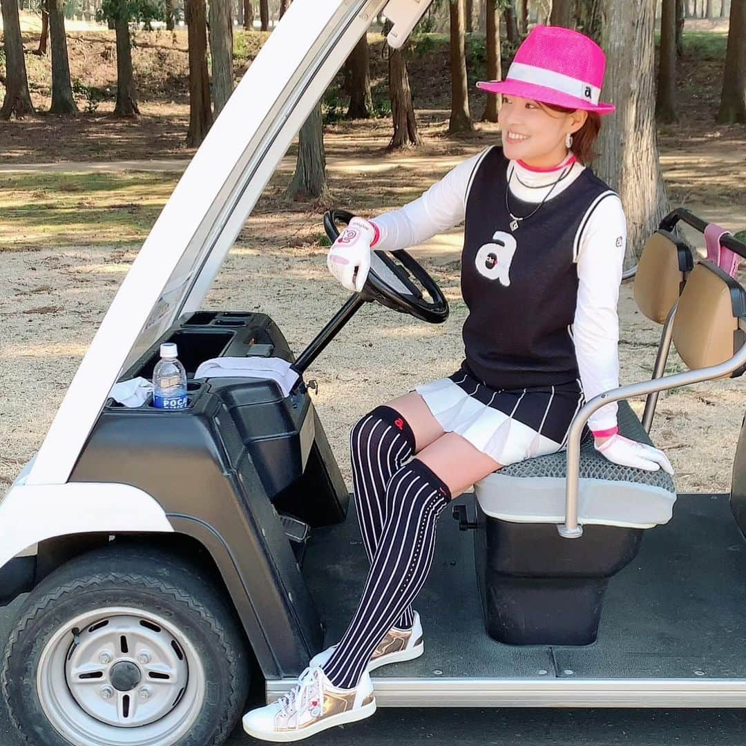 吉田玲奈さんのインスタグラム写真 - (吉田玲奈Instagram)「☀️⛳️ 2月で気温20℃☀️ ポカポカだった〜⛳️  パターってどうやるんだっけ？？？😂  🔴46/40  86  #パターは入らない #golf #golfstagram  #golfwear  #ゴルフ女子 #ゴルフウェア #archivio  #アルチビオ #2021春ウエア #アルチビオコーデ #春ゴルフ #春ゴルフスタイル #ハットコーデ  #ゴルフ女子コーデ  #ポカポカゴルフ #ゴルフコーデ #ごるふ女子  #ゴルフ大人女子  #ゴルフウェアコーデ  #⛳️ #reinagolf」2月21日 21時06分 - reina.yoshida.ciel.1218