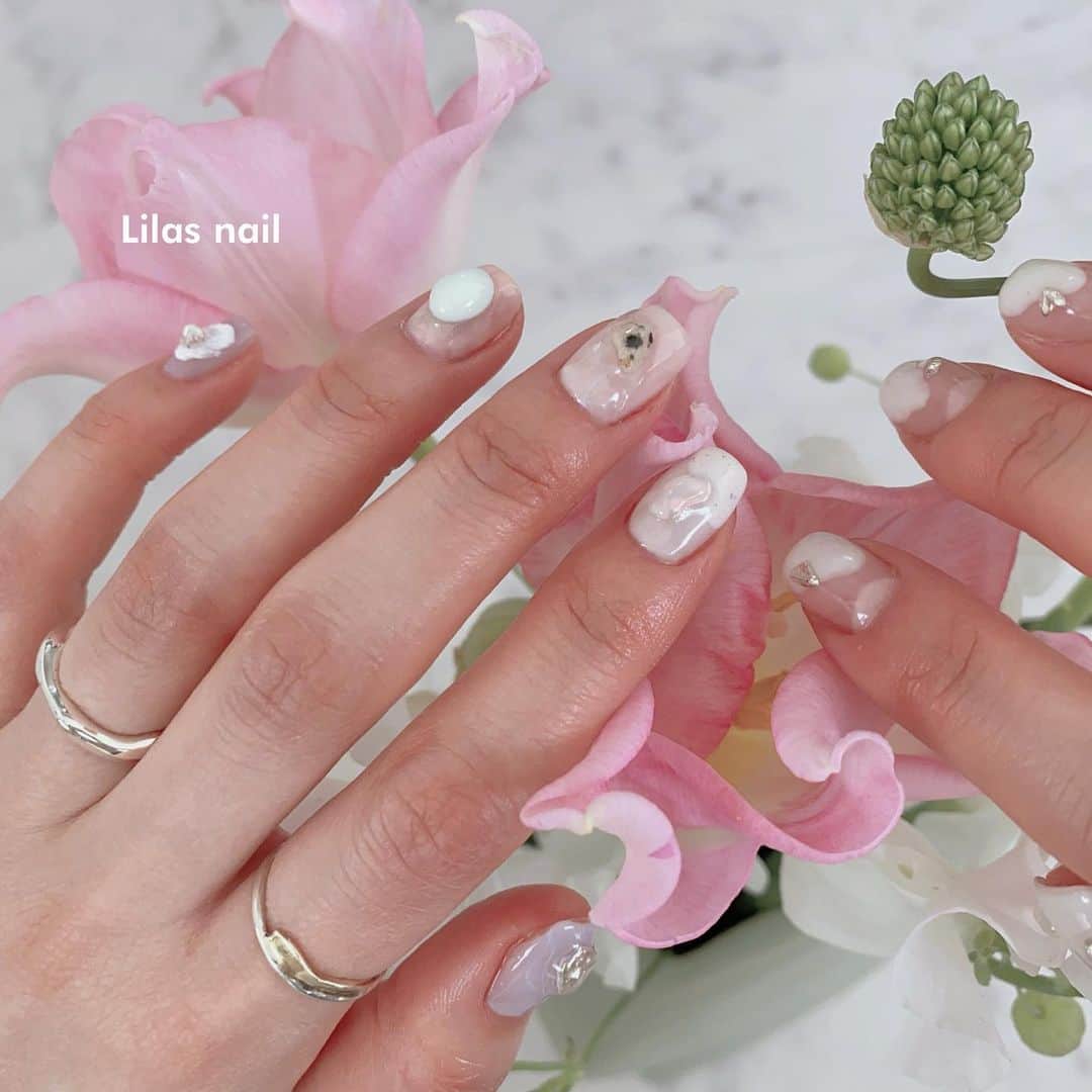 makoのインスタグラム：「* 🌷🤍  #girlynail #ガーリーネイル #ミラーネイル #glitternail #젤네일 #젤네일아트 #젤네일전문 #フレンチガーリー  #오로라네일 #네일 #아트 #オーダーチップ #ブライダルネイル #auroranails #セルフネイル #네일스타그램 #네일아트　#스누피네일아트 #클리어 #左右非対称ネイル #ちょうちょネイル #うるうるネイル #ヴィンテージネイル #水滴ネイル #オーロラネイル #フレンチネイル #冬ネイル #クリアネイル #韓国ネイル﻿」