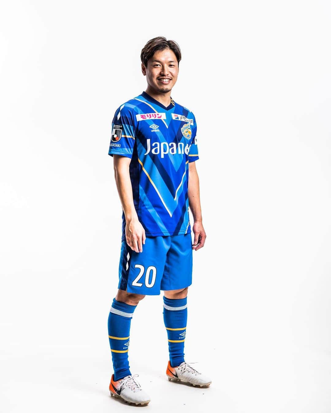 のインスタグラム：「. 来週いよいよ開幕ですね👍 今年のユニフォームもかっこいい✨ スタジアムで20番を見つけるの楽しみにしてます😊 #Jリーグ #vvaren  #nagasaki #vファーレン長崎  #20番 #大竹洋平」