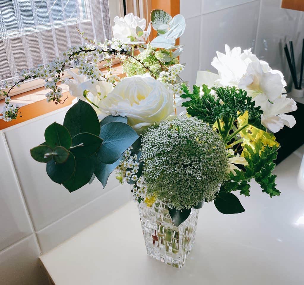 休日課長さんのインスタグラム写真 - (休日課長Instagram)「戴いたお花を飾ってみたんですが、良いですね。魅了されます。」2月21日 21時16分 - kyujitsu_kacho