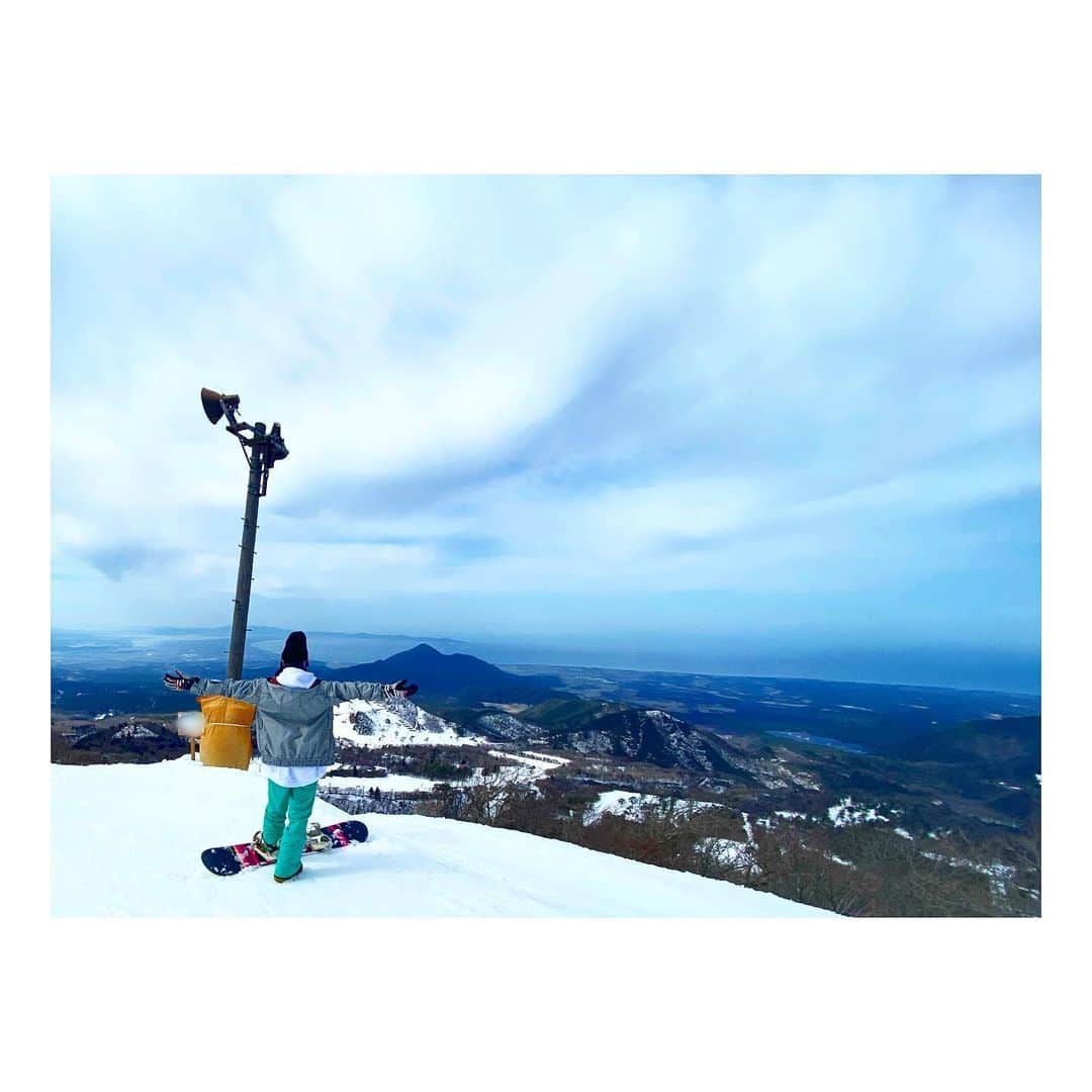YURINAさんのインスタグラム写真 - (YURINAInstagram)「・﻿ 🏂☃️❄️⛰🌊﻿ ﻿ 📸 日本海が見えるスキー場﻿ ﻿ ﻿ 私の大好きな場所。﻿ ﻿ 冬になると毎週末行きたいくらい、﻿ スノーボードが大好きなYURINAです🏂﻿ ﻿ ﻿ いつもボードに行くお供はパパです👨‍👧﻿ ﻿ ﻿ 来シーズンは沢山行けるかな〜〜🙄🙄🙄﻿ ﻿ ﻿ ﻿ ﻿ 今日はTikTok・アメーバブログ更新してます🖤﻿ ﻿ ﻿ どちらもチェックして下さいね☑︎﻿ ﻿ ﻿ ﻿ ﻿ ﻿ #オリックス #Bs2021 #BsGirls﻿ #baseball #プロ野球 #ORIX #avex﻿ #オリックスバファローズ #野球女子﻿ #野球好きと繋がりたい #京セラドーム大阪﻿ #オリックス女子 #インスタ野球女子﻿ #yurina_359  #BsGirls2021 #performer﻿ #dance #全力パフォーマンス #黒髪ストレート﻿ #黒髪ポニーテール #高身長女子 #筋トレ女子﻿ #スノーボード #スノボー女子 #海の見えるゲレンデ ﻿ #followme #likeforlike #tiktok #🖤」2月21日 21時16分 - yurina_bsgirls_359