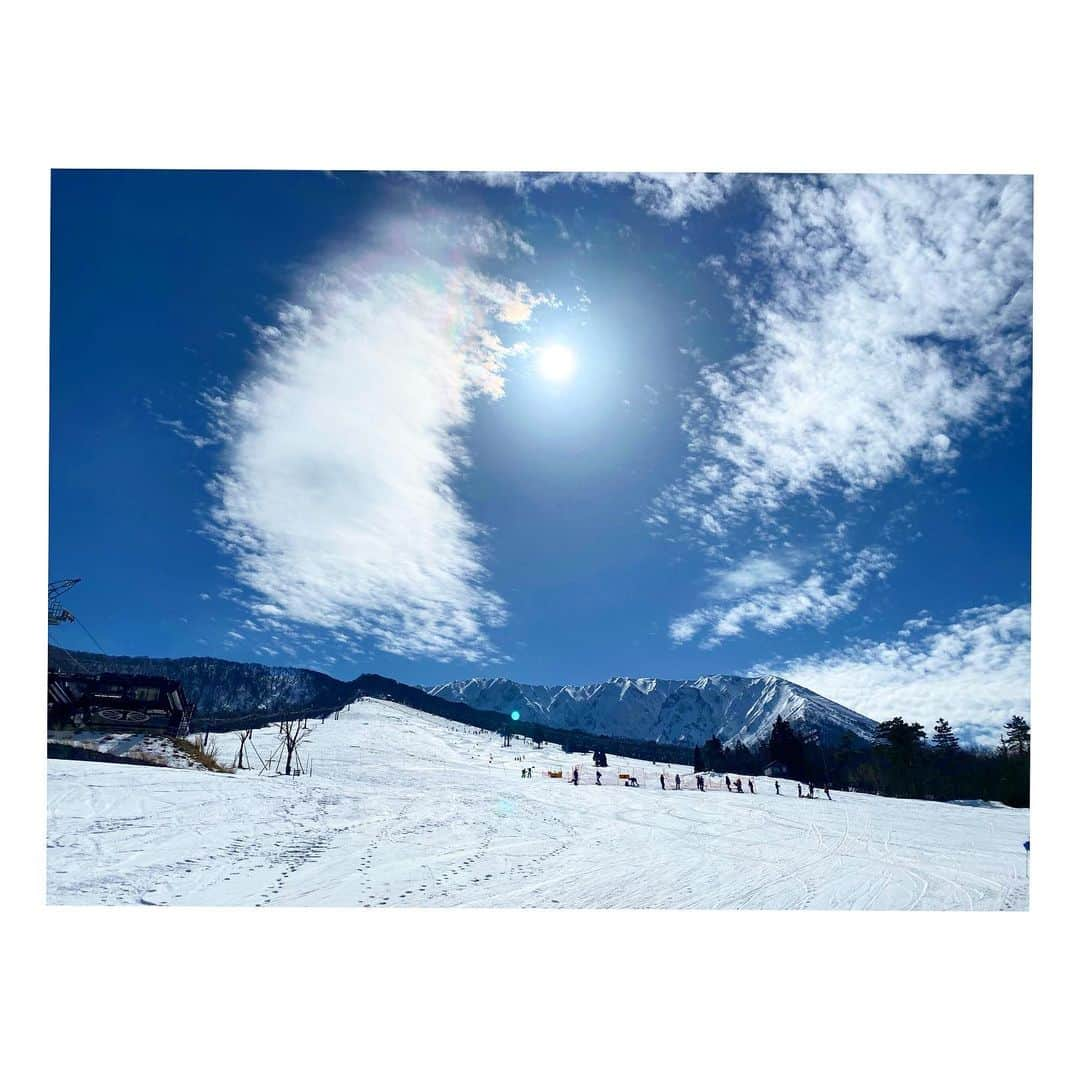 YURINAさんのインスタグラム写真 - (YURINAInstagram)「・﻿ 🏂☃️❄️⛰🌊﻿ ﻿ 📸 日本海が見えるスキー場﻿ ﻿ ﻿ 私の大好きな場所。﻿ ﻿ 冬になると毎週末行きたいくらい、﻿ スノーボードが大好きなYURINAです🏂﻿ ﻿ ﻿ いつもボードに行くお供はパパです👨‍👧﻿ ﻿ ﻿ 来シーズンは沢山行けるかな〜〜🙄🙄🙄﻿ ﻿ ﻿ ﻿ ﻿ 今日はTikTok・アメーバブログ更新してます🖤﻿ ﻿ ﻿ どちらもチェックして下さいね☑︎﻿ ﻿ ﻿ ﻿ ﻿ ﻿ #オリックス #Bs2021 #BsGirls﻿ #baseball #プロ野球 #ORIX #avex﻿ #オリックスバファローズ #野球女子﻿ #野球好きと繋がりたい #京セラドーム大阪﻿ #オリックス女子 #インスタ野球女子﻿ #yurina_359  #BsGirls2021 #performer﻿ #dance #全力パフォーマンス #黒髪ストレート﻿ #黒髪ポニーテール #高身長女子 #筋トレ女子﻿ #スノーボード #スノボー女子 #海の見えるゲレンデ ﻿ #followme #likeforlike #tiktok #🖤」2月21日 21時16分 - yurina_bsgirls_359