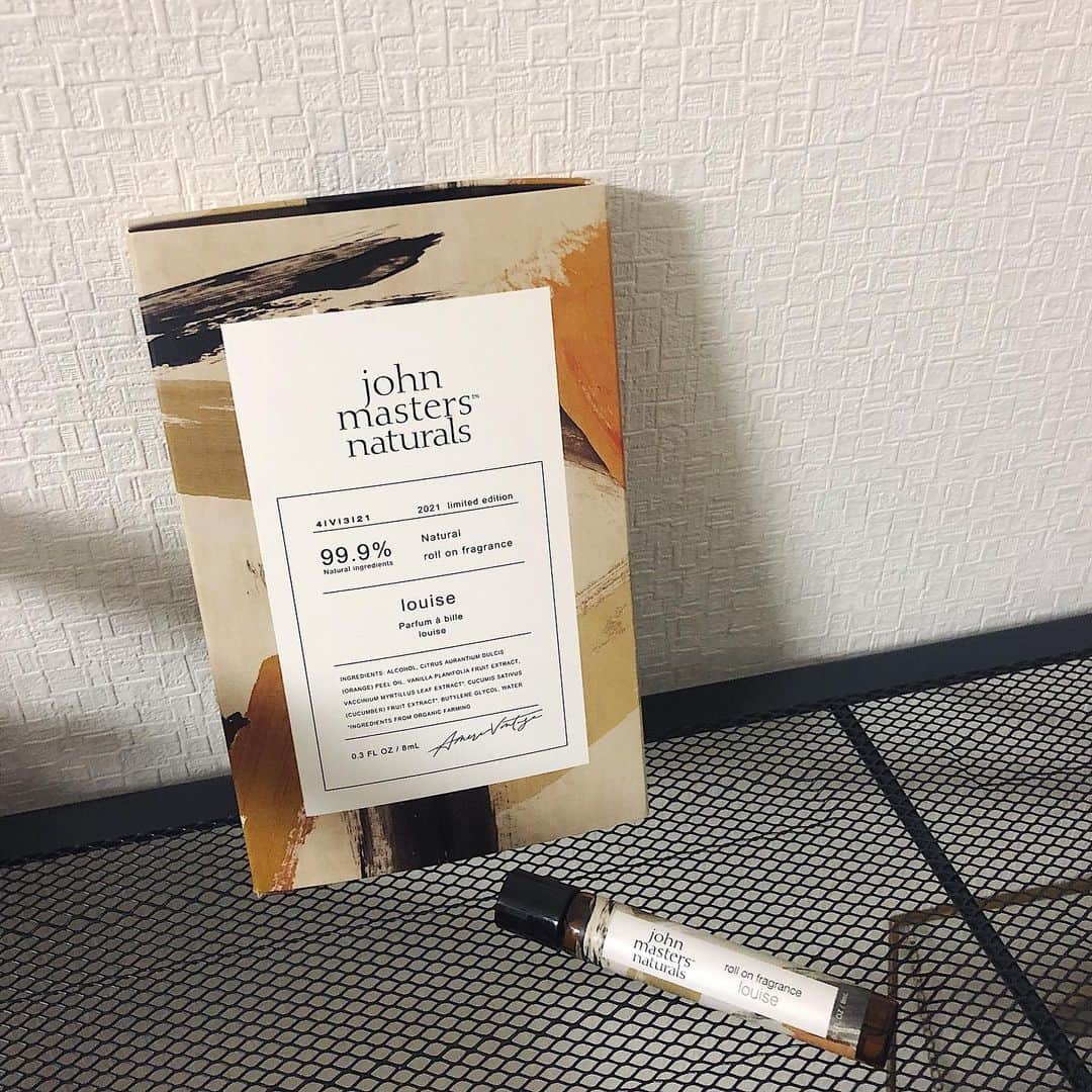 藤原菜摘のインスタグラム：「. @johnmastersorganics_japan x @amerivintage  アロマで優しい落ち着く香り🍊🤍 . ちょーど香水がなくなったのでこれにchange🤍 #johnmastersorganics #ジョンマスターオーガニック #ENCRËW」