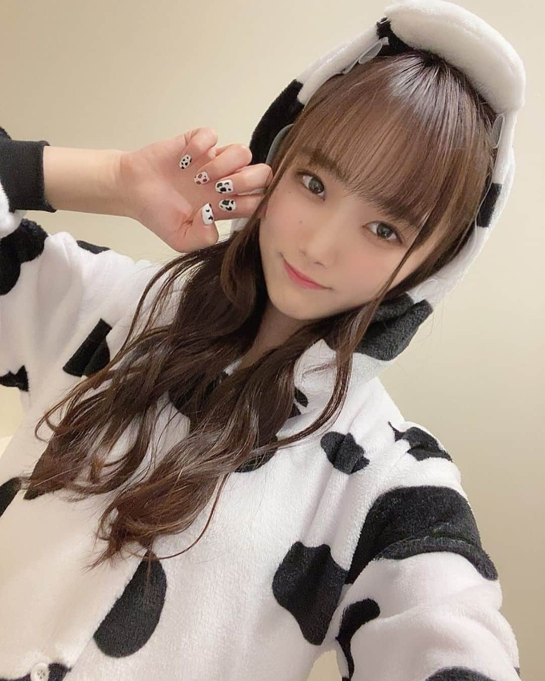 石川花音のインスタグラム：「・ ひとつだけ偽物の牛が混ざってるよ🐮  2枚目は公演後に牛柄見つけたから買っちゃったパン🥖笑  #牛ネイル #牛柄ネイル #セルフネイル #100均ネイル #ske48年末特別公演リベンジ」