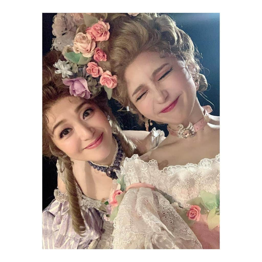 彩乃かなみさんのインスタグラム写真 - (彩乃かなみInstagram)「﻿ ﻿ 『マリー・アントワネット』﻿ 本日無事に東京千秋楽を迎える事が出来ました…✨﻿ ﻿ ﻿ どこか張り詰めたような﻿ 心の片隅で祈るような思いで過ごした日々を振り返り﻿ 今は安堵と歓喜が同時に押し寄せています﻿ ﻿ ﻿ 感染症対策にご協力頂きご観劇下さいました皆様…﻿ そして遠くからご声援送って下さいました皆様も…﻿ 本当にありがとうございました﻿ ﻿ ﻿ 引き続き大阪公演も控えておりますので﻿ 日々を大切に過ごし努めたいと思います﻿ ﻿ ﻿ ﻿ #玲奈ちゃんマリー様と🌹﻿ #私の表情は変わり映えしないけれど﻿ #王妃様の表情がコロコロ変わるので﻿ #いっぱい載せちゃう📷️💓﻿ #マリーアントワネット﻿ #笹本玲奈 さん﻿ #ランバル公爵夫人﻿ #彩乃かなみ」2月21日 21時12分 - kanamiayano.official