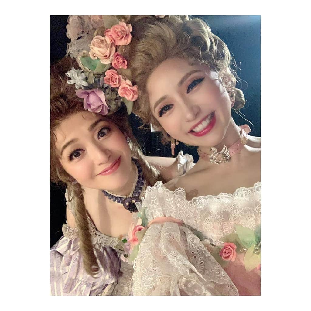 彩乃かなみさんのインスタグラム写真 - (彩乃かなみInstagram)「﻿ ﻿ 『マリー・アントワネット』﻿ 本日無事に東京千秋楽を迎える事が出来ました…✨﻿ ﻿ ﻿ どこか張り詰めたような﻿ 心の片隅で祈るような思いで過ごした日々を振り返り﻿ 今は安堵と歓喜が同時に押し寄せています﻿ ﻿ ﻿ 感染症対策にご協力頂きご観劇下さいました皆様…﻿ そして遠くからご声援送って下さいました皆様も…﻿ 本当にありがとうございました﻿ ﻿ ﻿ 引き続き大阪公演も控えておりますので﻿ 日々を大切に過ごし努めたいと思います﻿ ﻿ ﻿ ﻿ #玲奈ちゃんマリー様と🌹﻿ #私の表情は変わり映えしないけれど﻿ #王妃様の表情がコロコロ変わるので﻿ #いっぱい載せちゃう📷️💓﻿ #マリーアントワネット﻿ #笹本玲奈 さん﻿ #ランバル公爵夫人﻿ #彩乃かなみ」2月21日 21時12分 - kanamiayano.official